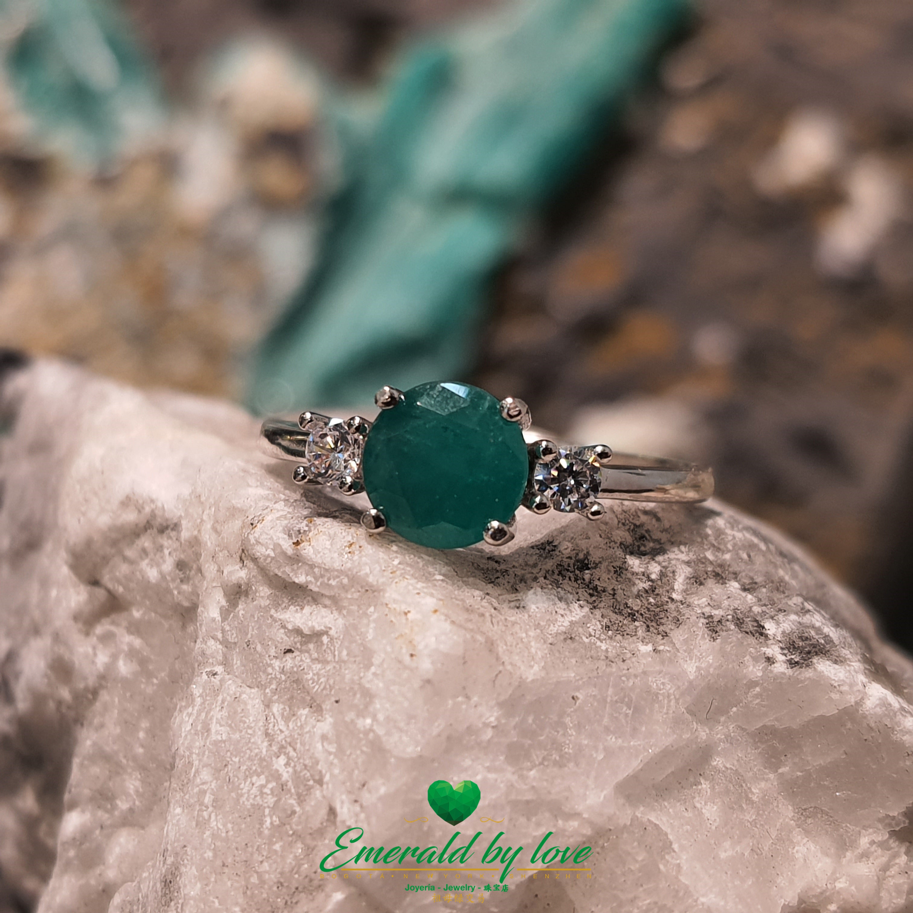 Silver Engagement Ring with Round Central Emerald and Side Zircon Accents: Timeless Elegance