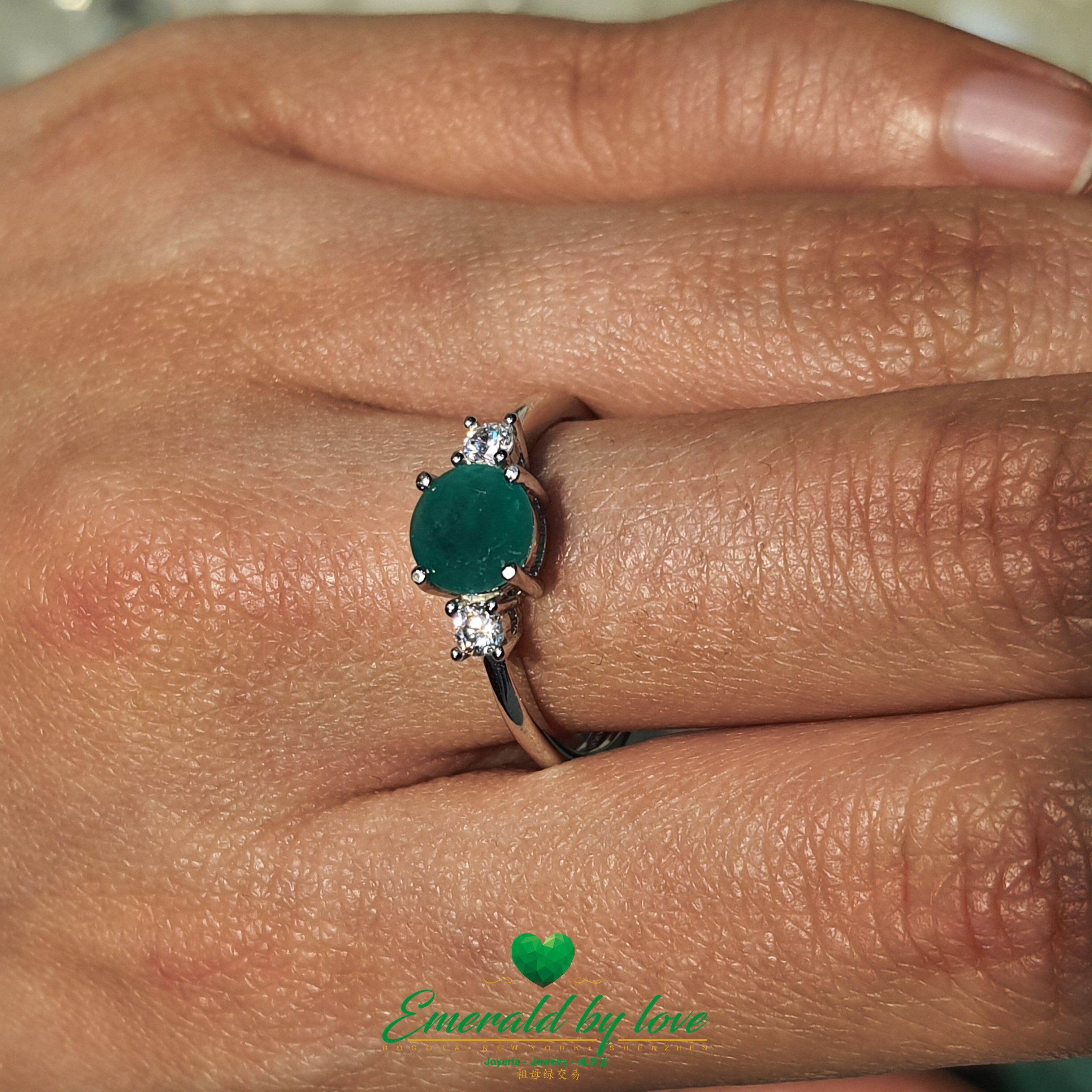 Silver Engagement Ring with Round Central Emerald and Side Zircon Accents: Timeless Elegance