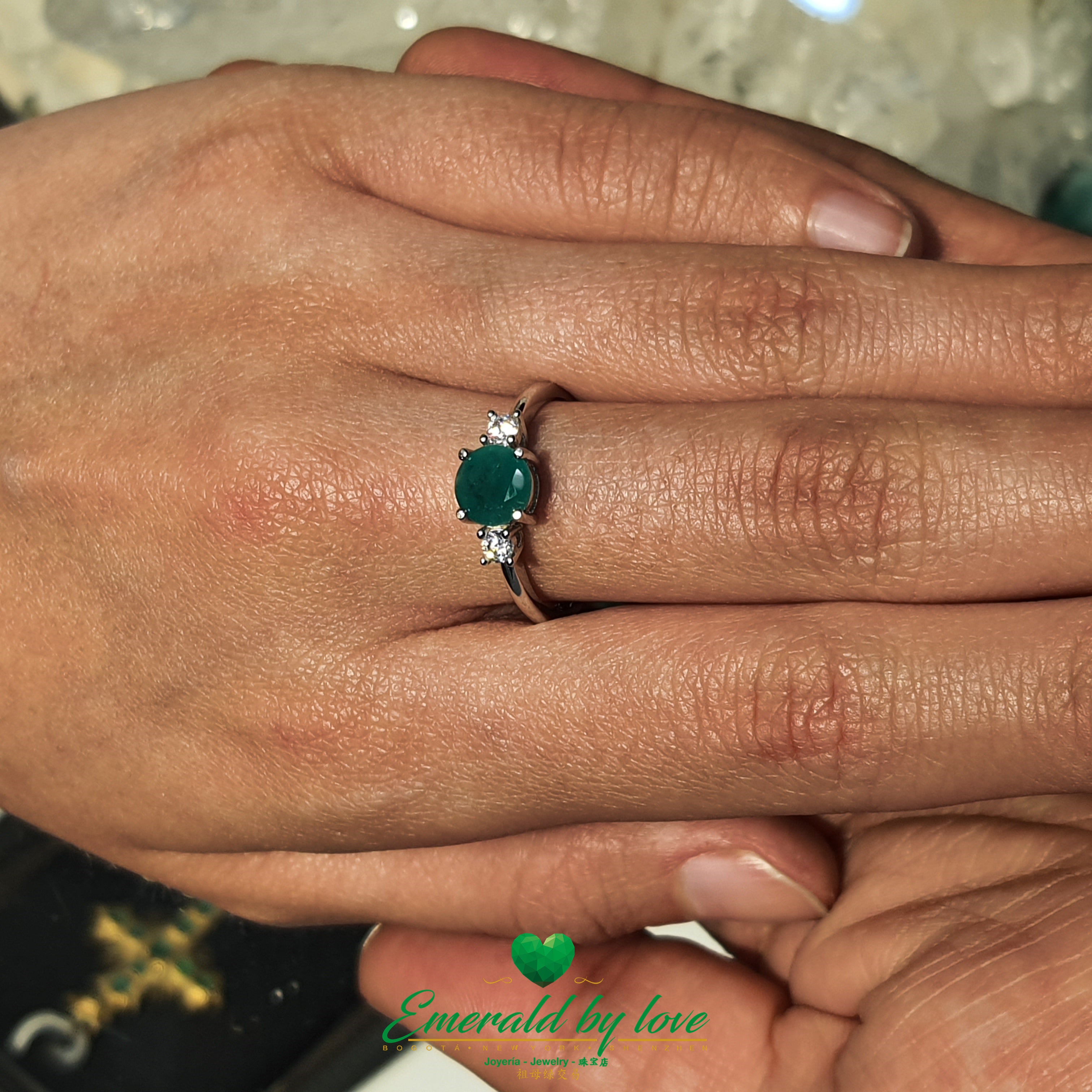 Silver Engagement Ring with Round Central Emerald and Side Zircon Accents: Timeless Elegance