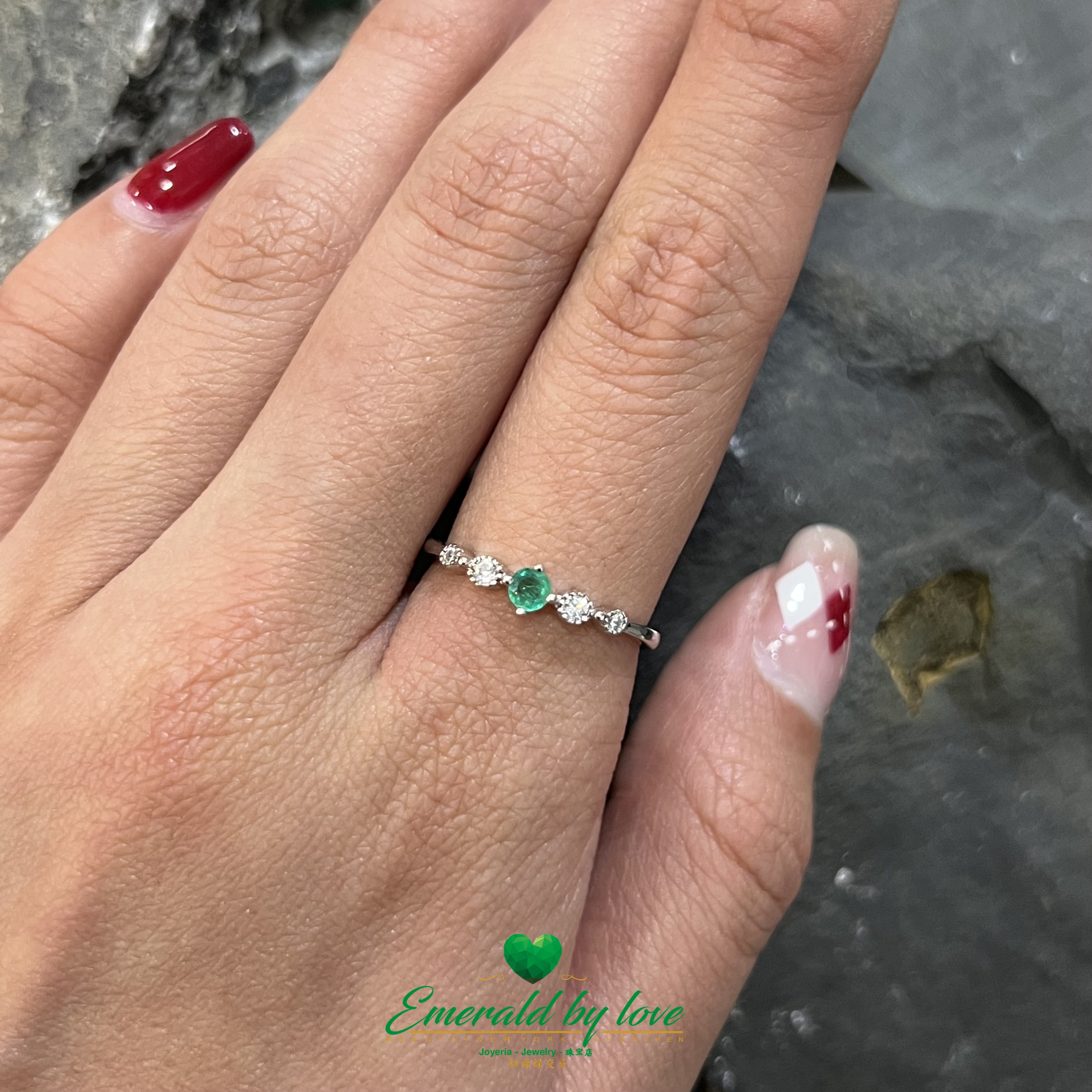 Delicate Solitaire Ring with Exquisite Round Emerald and Side Round Zircon Accents