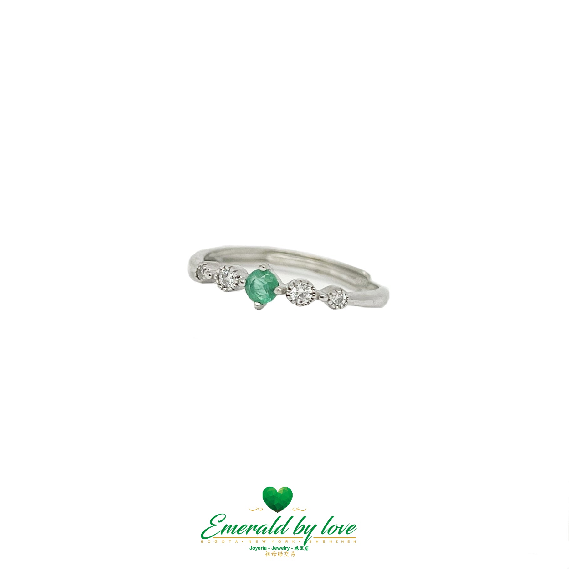 Delicado anillo solitario con exquisita esmeralda redonda y detalles laterales de circonita redonda