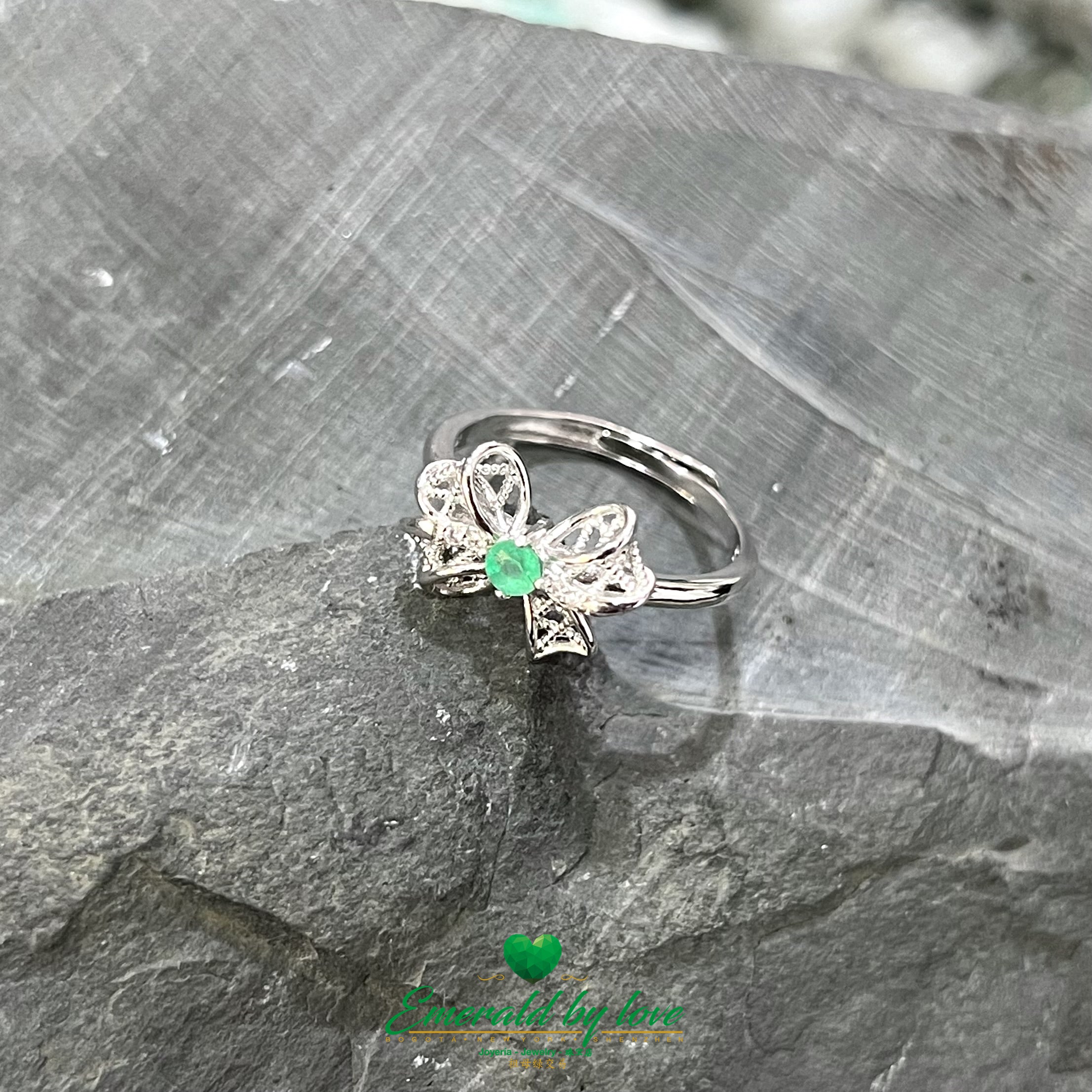 Round Central Emerald Ring with Bow Design
