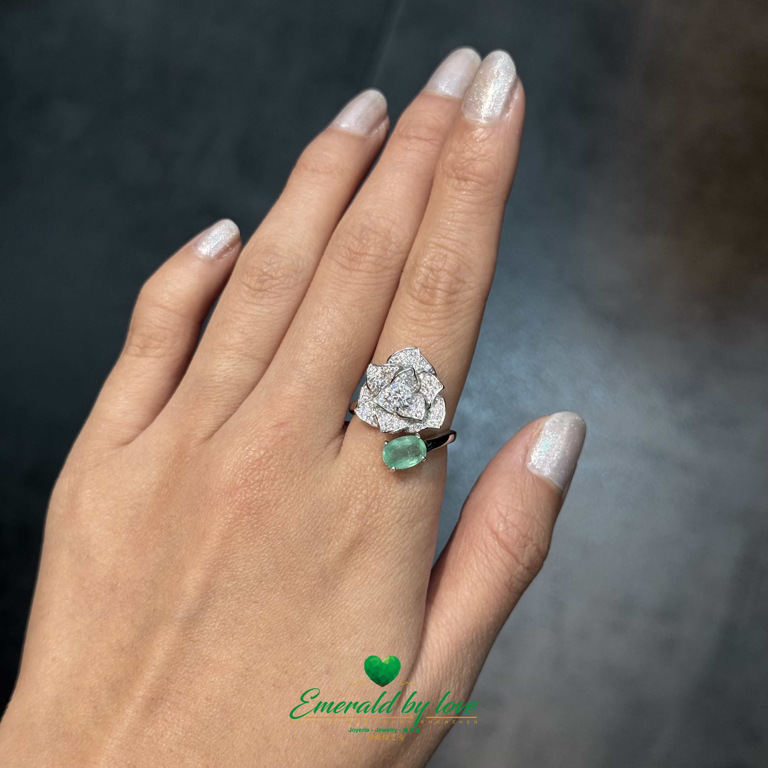 Bague en argent avec zircone orchidée et ovale d'émeraude de Colombie