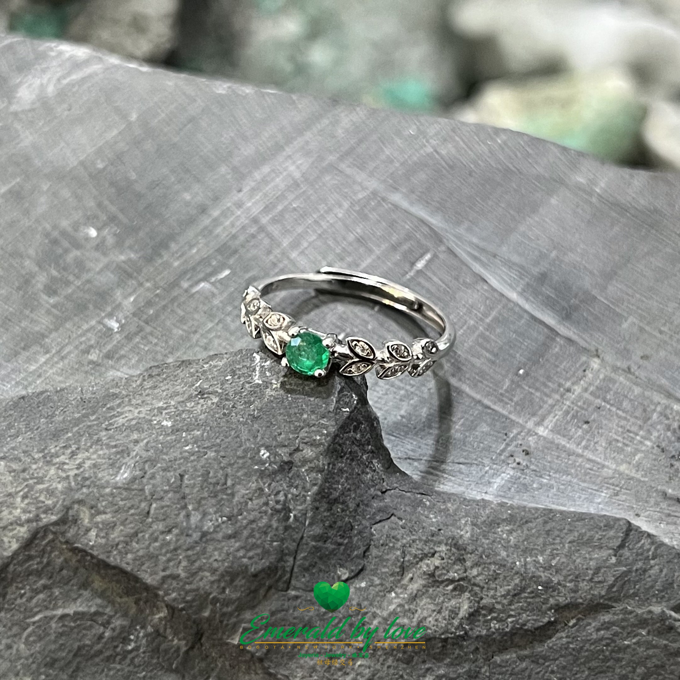 Central Emerald Crystal Ring with Decorative Olive Motifs