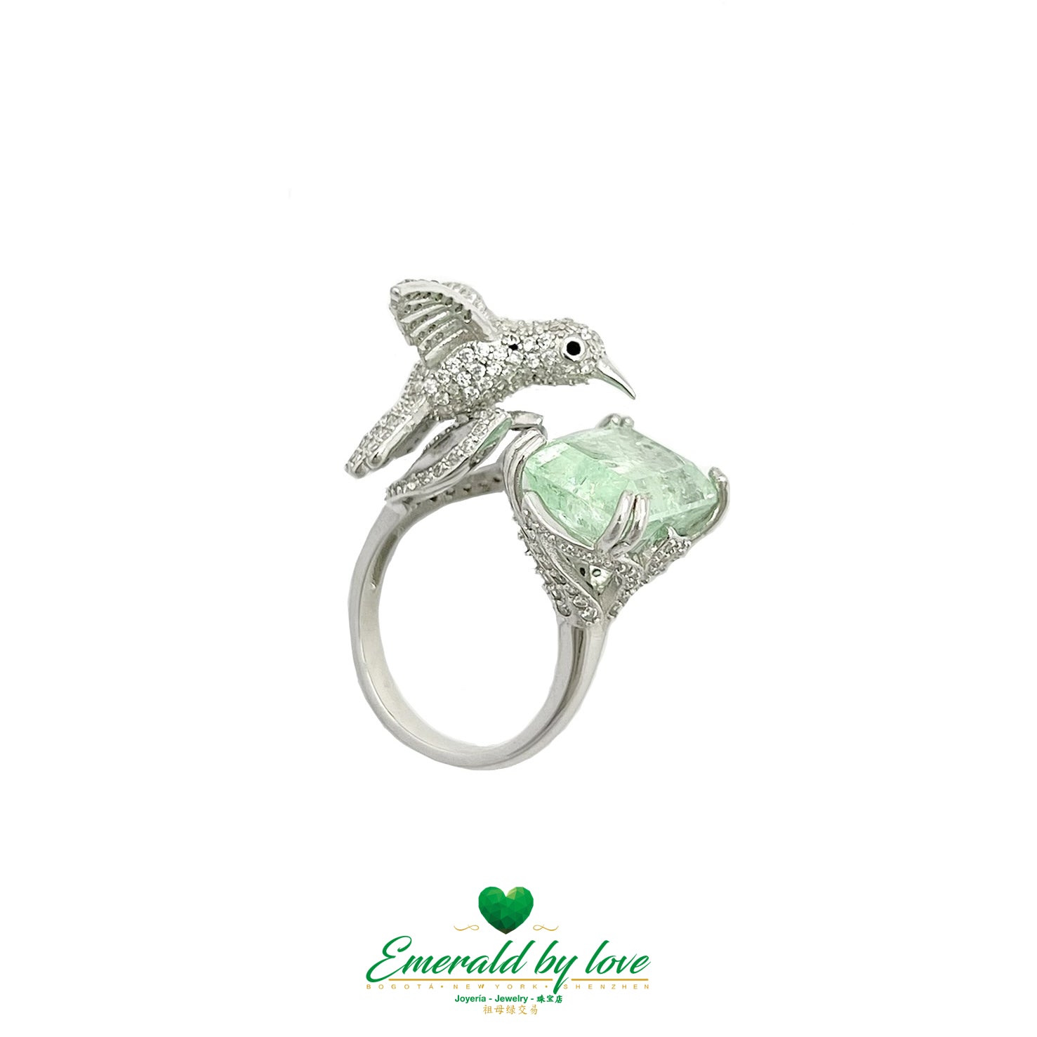 Espectacular anillo rectangular de cristal esmeralda con detalle de colibrí
