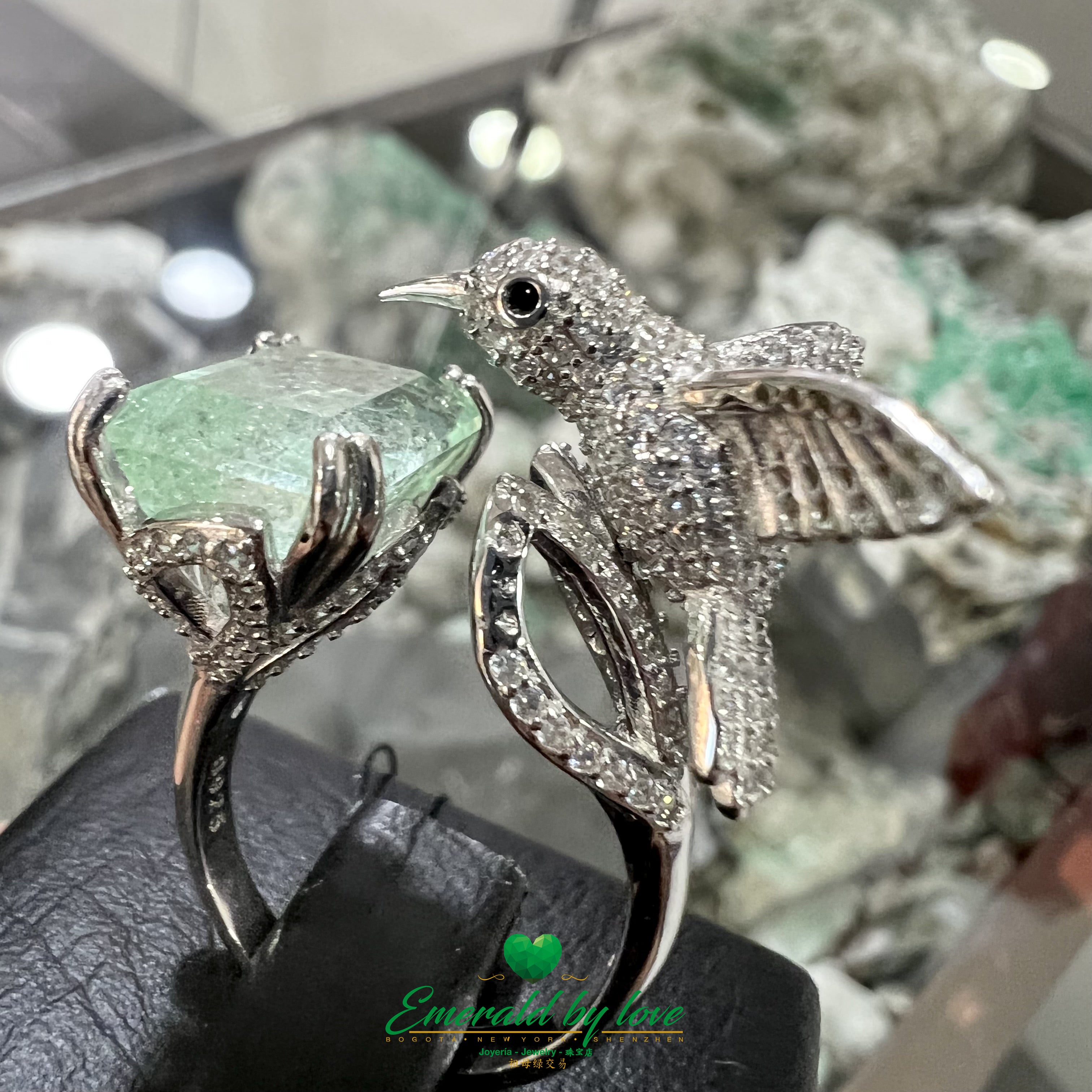 Espectacular anillo rectangular de cristal esmeralda con detalle de colibrí