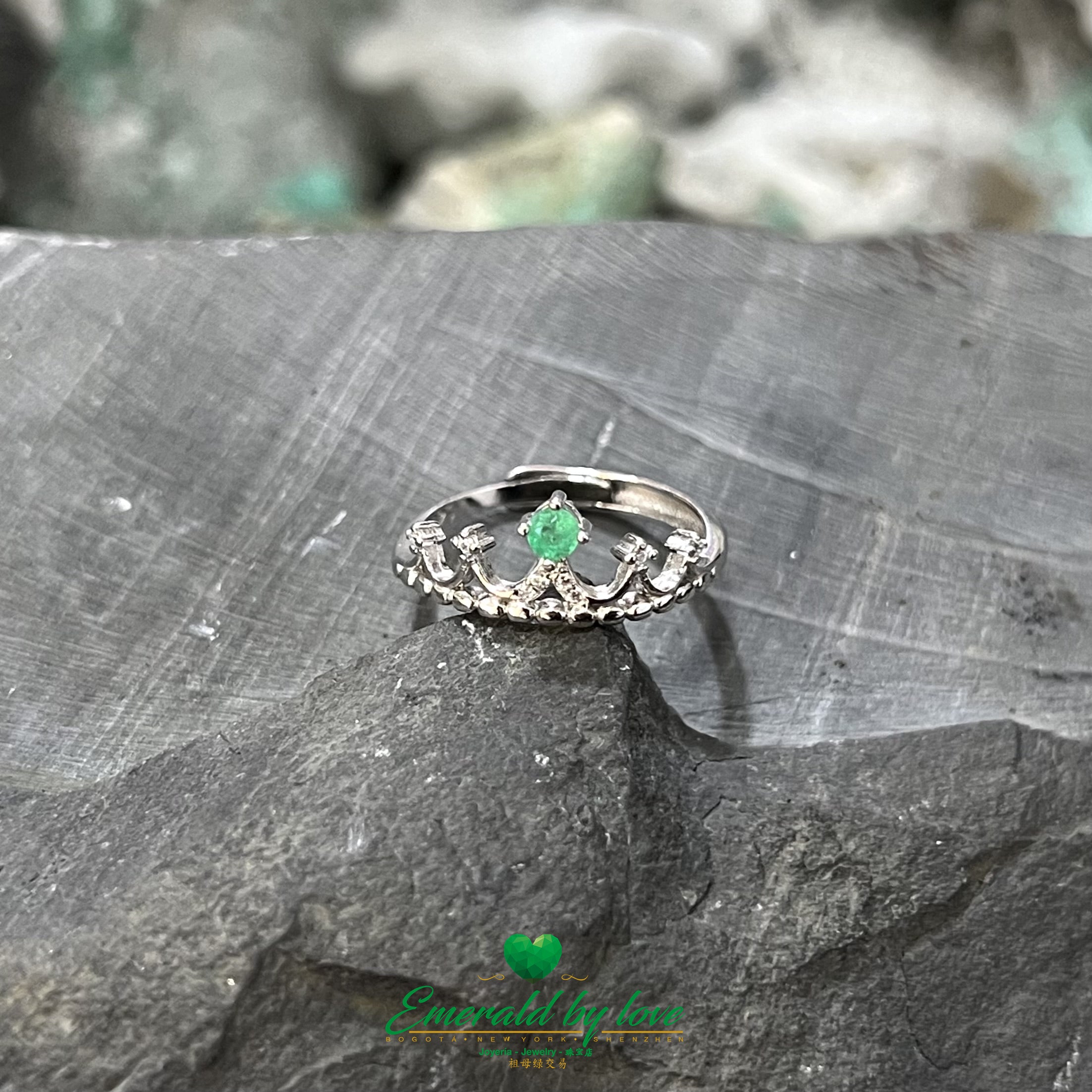 Simple Crown Silver Ring with Round Emerald Centerpiece