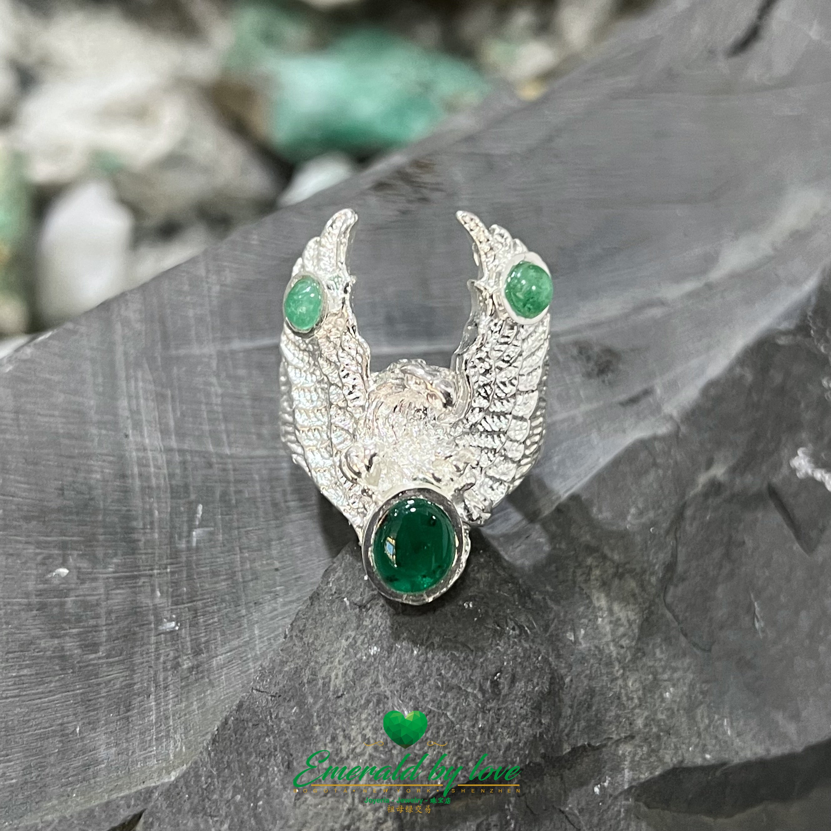 Anillo de hombre en forma de águila con esmeralda cabujón