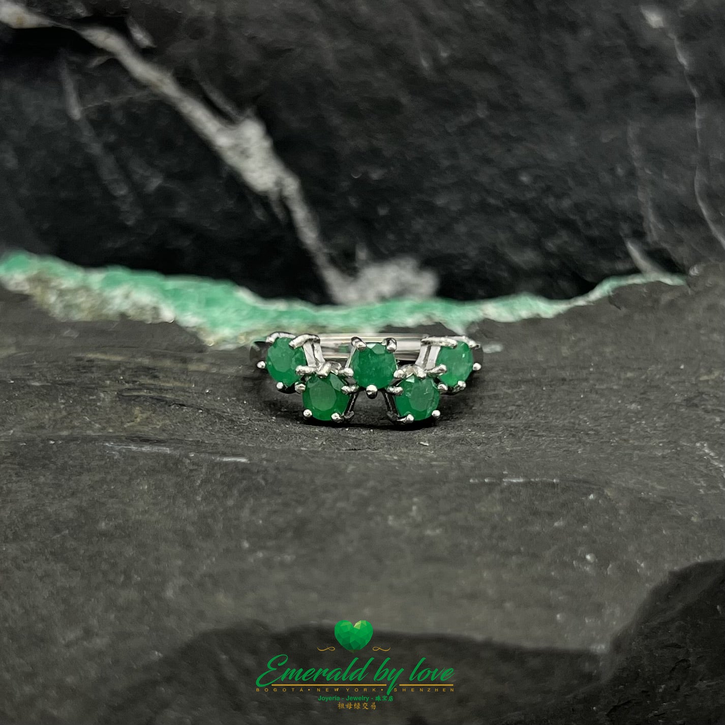 Round Emerald Intertwined Band Ring