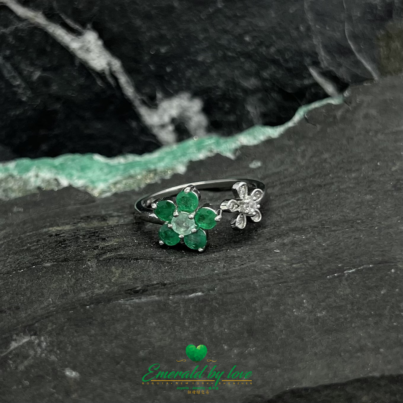 Anillo Doble Flor Esmeraldas y Circonitas Blancas y Verdes