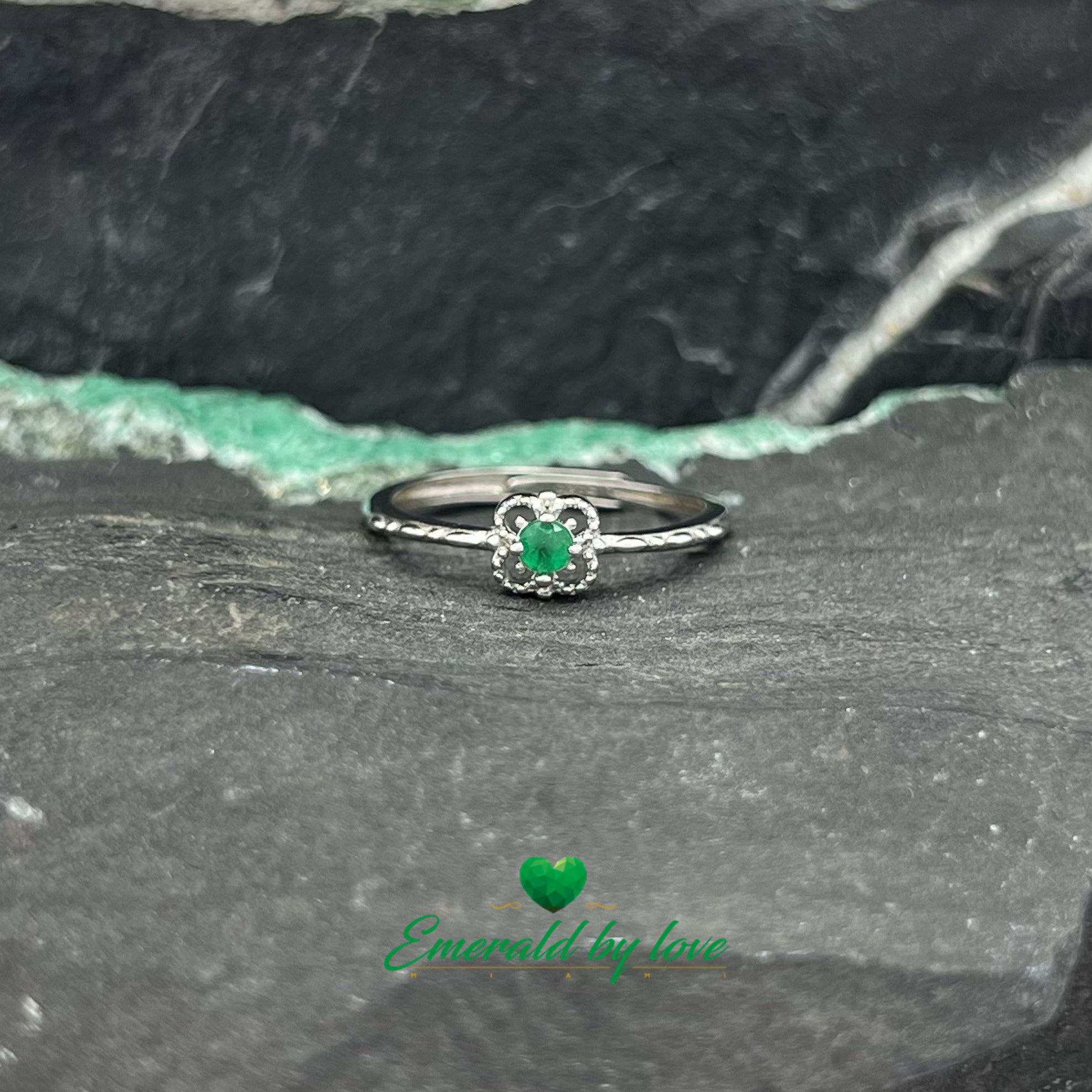 Delicate Silver Ring with Round Emerald and Four-Petal Floral Design