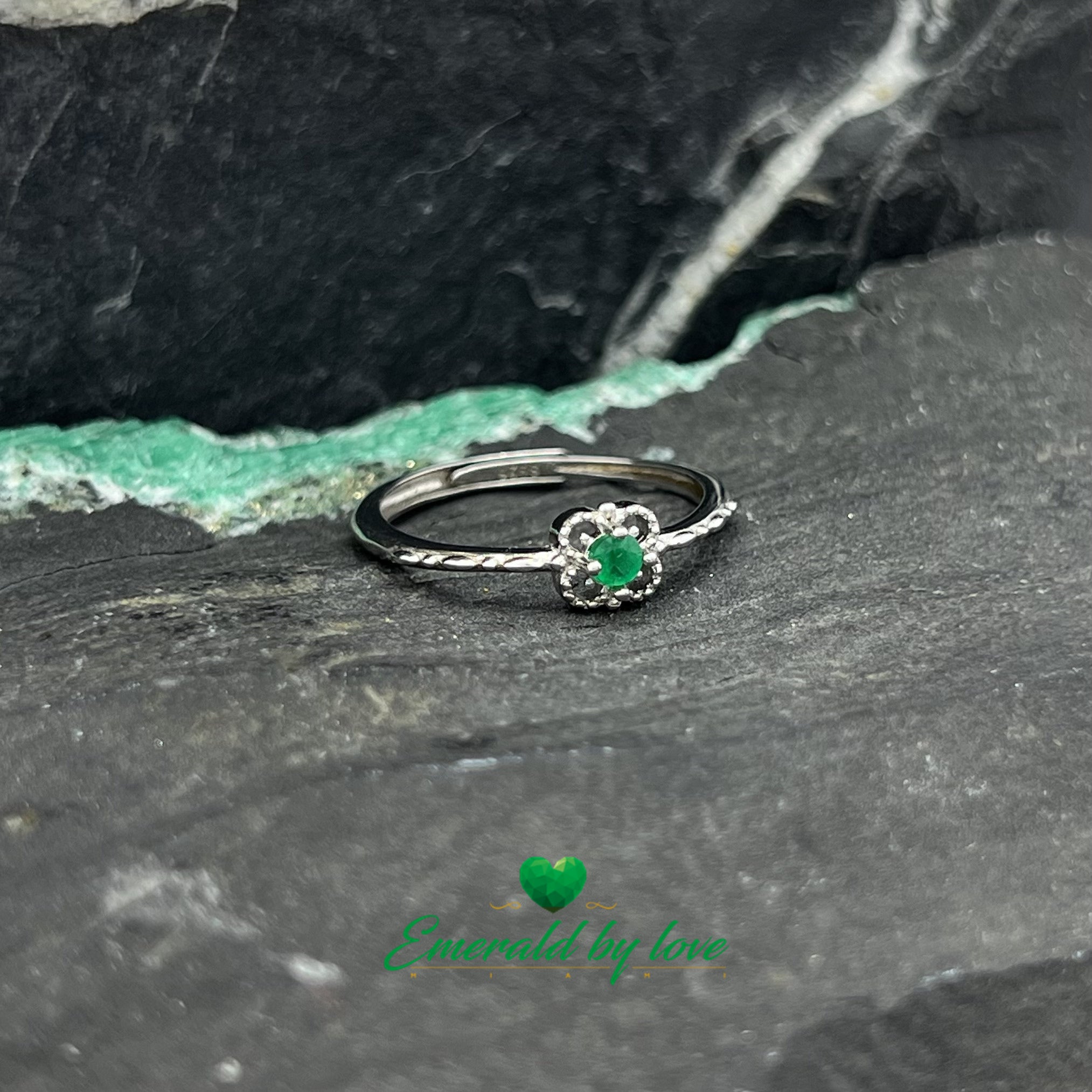 Delicate Silver Ring with Round Emerald and Four-Petal Floral Design