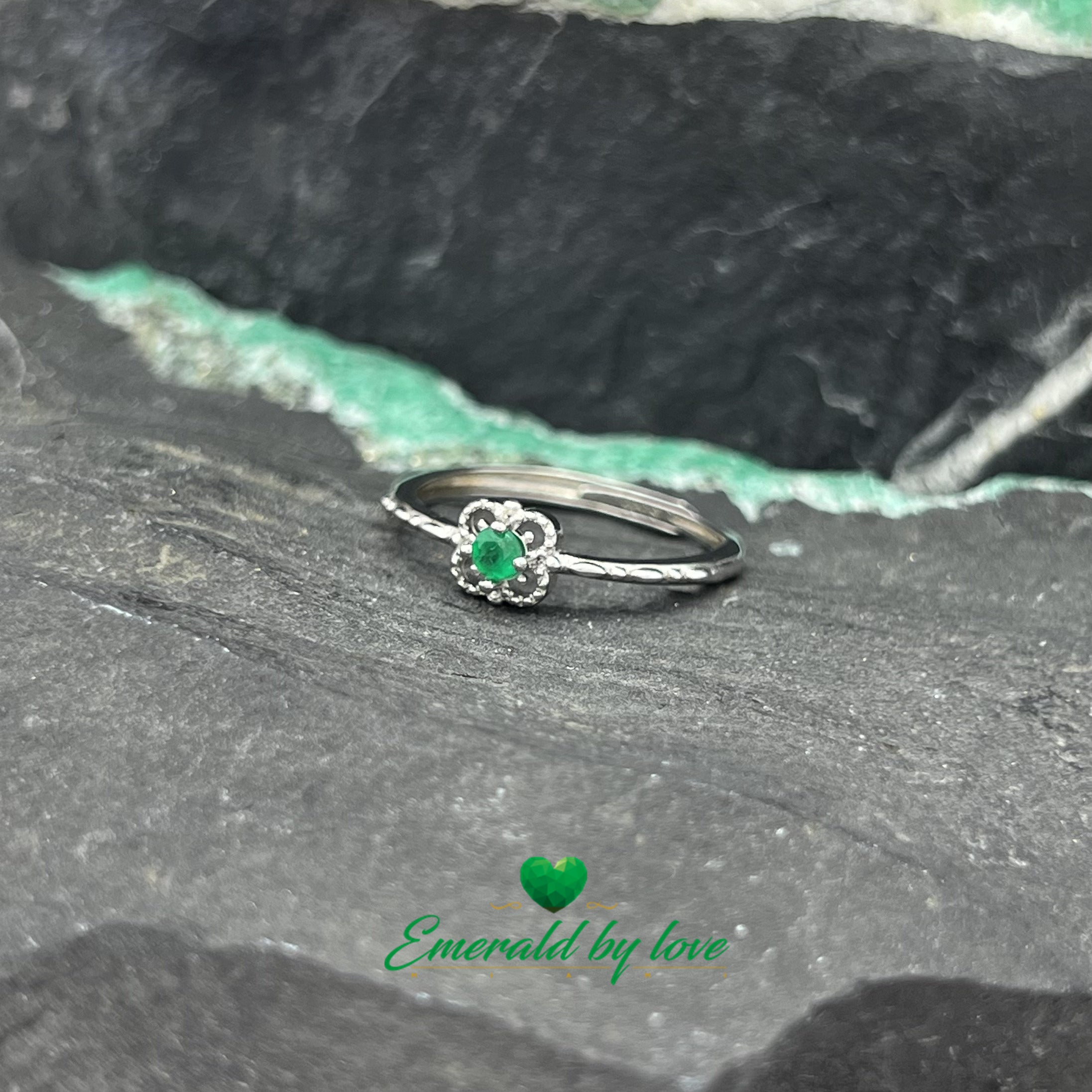 Delicate Silver Ring with Round Emerald and Four-Petal Floral Design