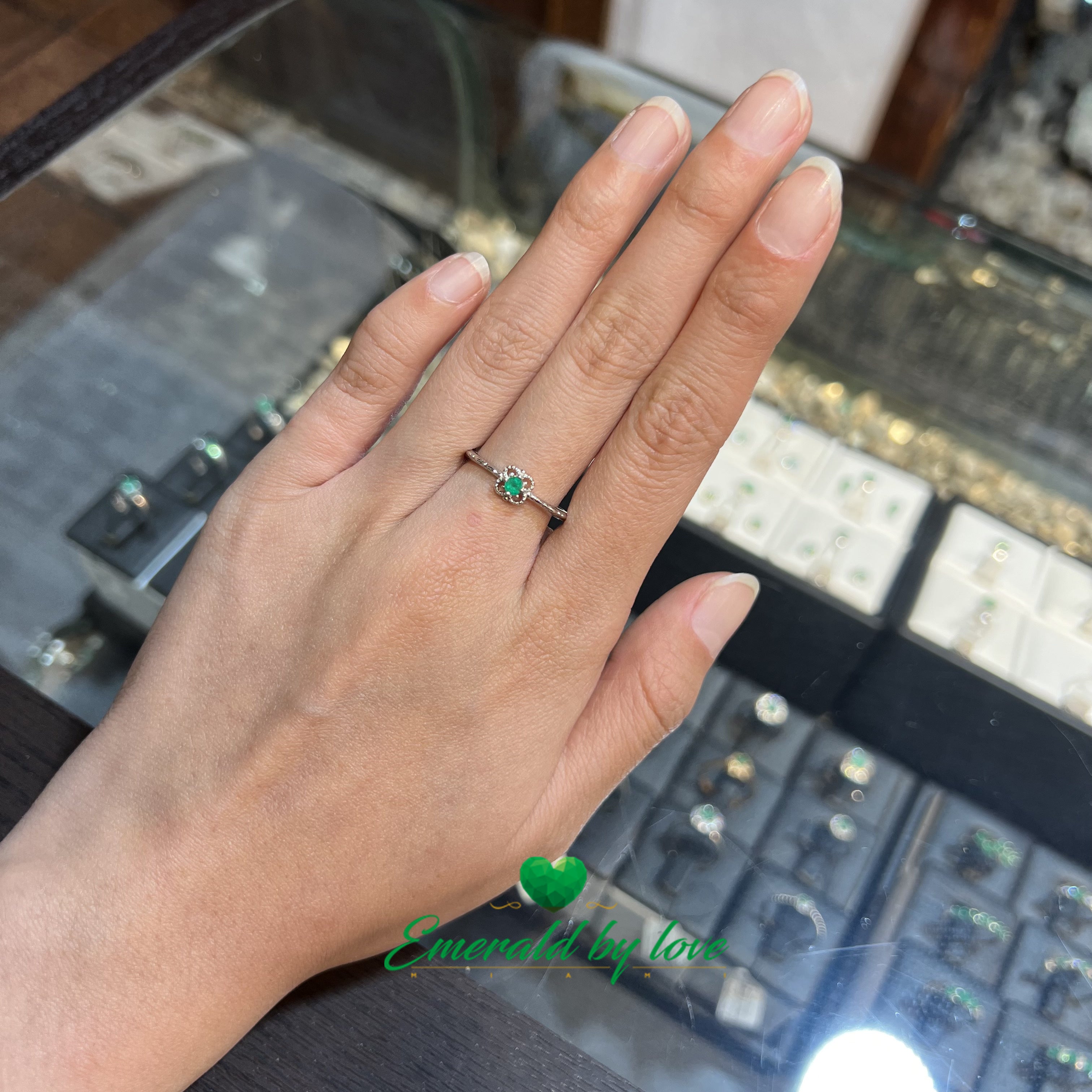 Delicate Silver Ring with Round Emerald and Four-Petal Floral Design