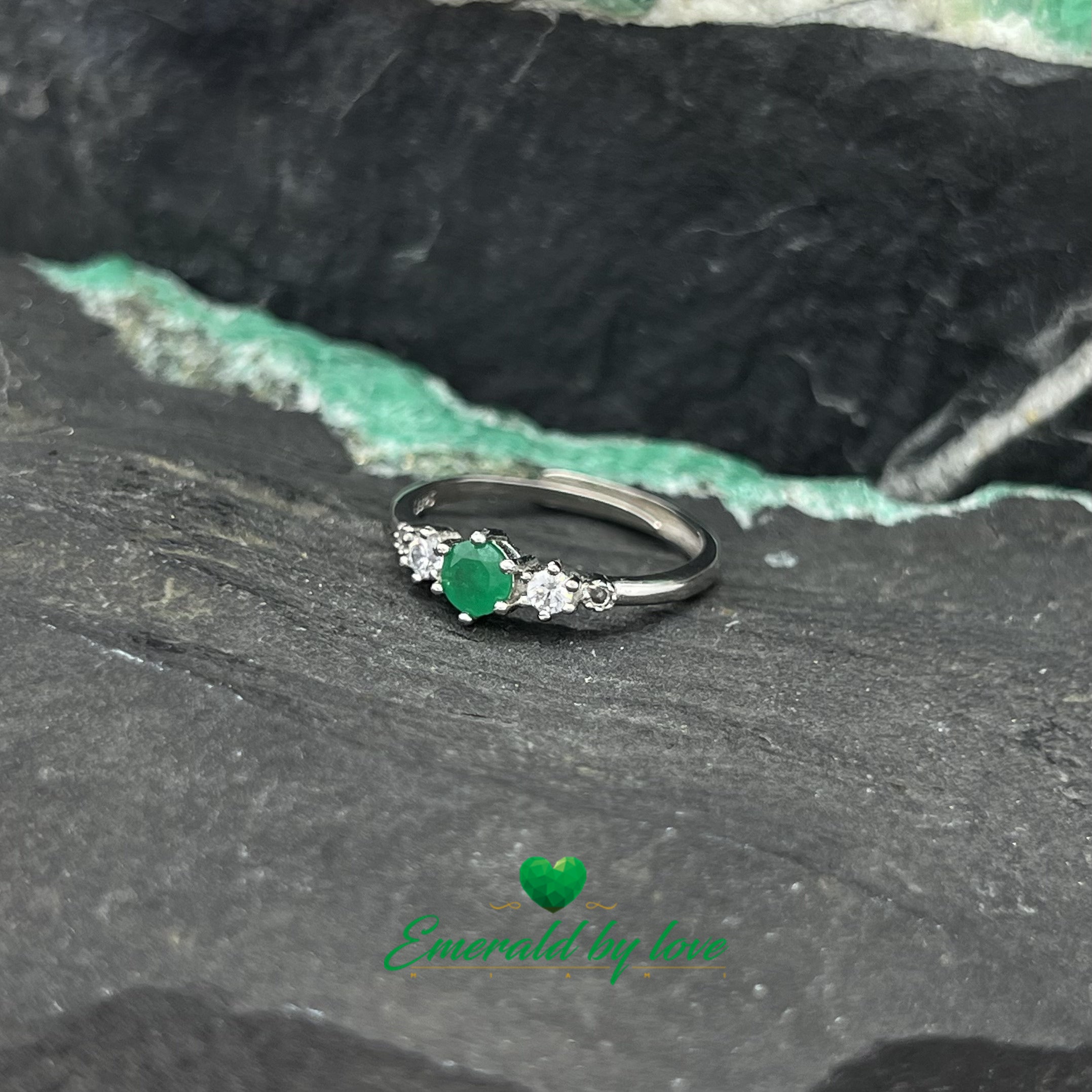 Elegant Thin Ring with Central Round Emerald of 0,25 ct and Matching Side Zircons