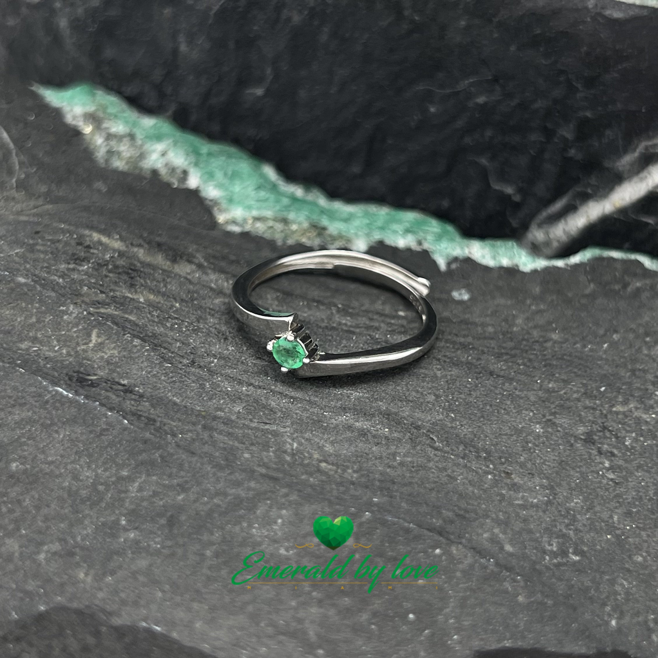 Silver Double-Point Ring with Central Round Emerald