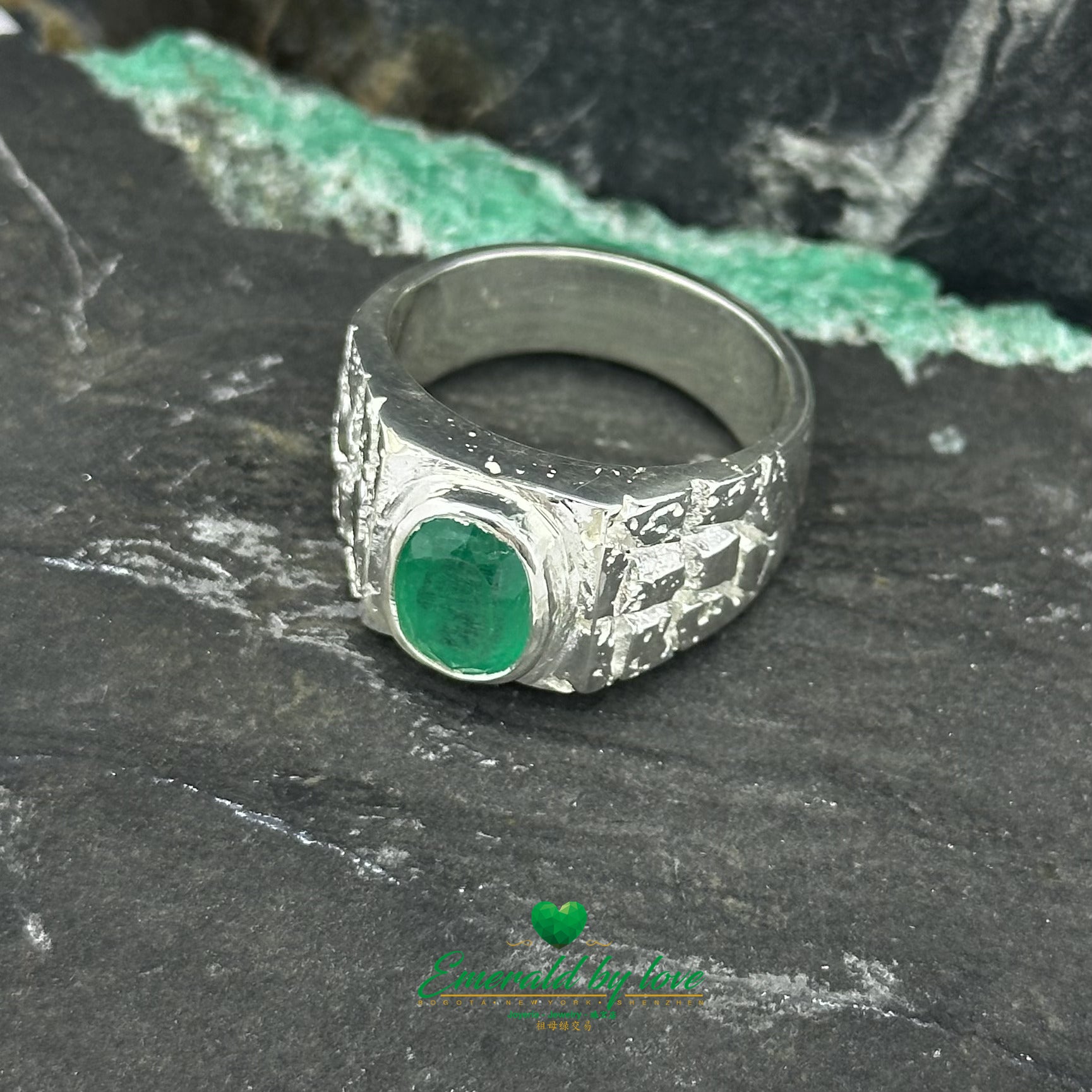 Anillo con esmeralda en engaste de bisel ovalado para hombre