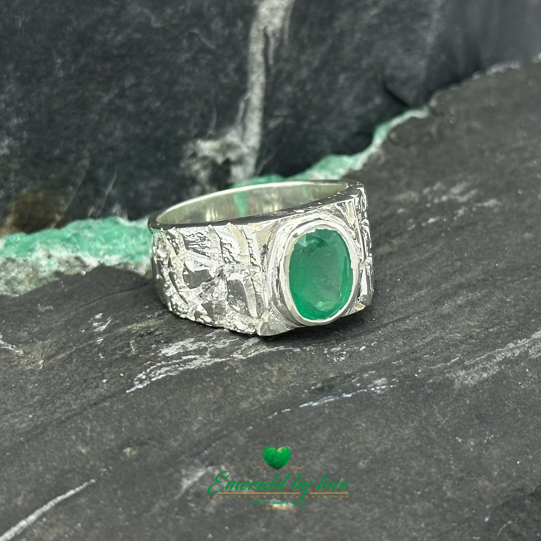 Anillo con esmeralda en engaste de bisel ovalado para hombre