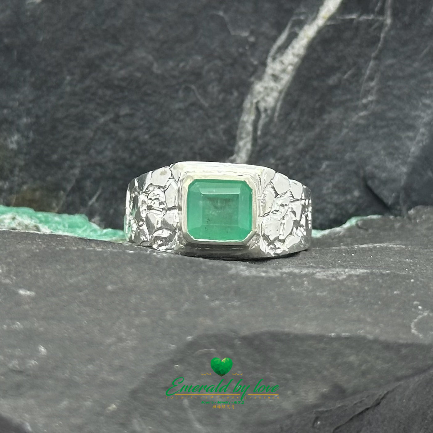 Anillo de hombre con bisel rectangular y esmeralda engastada