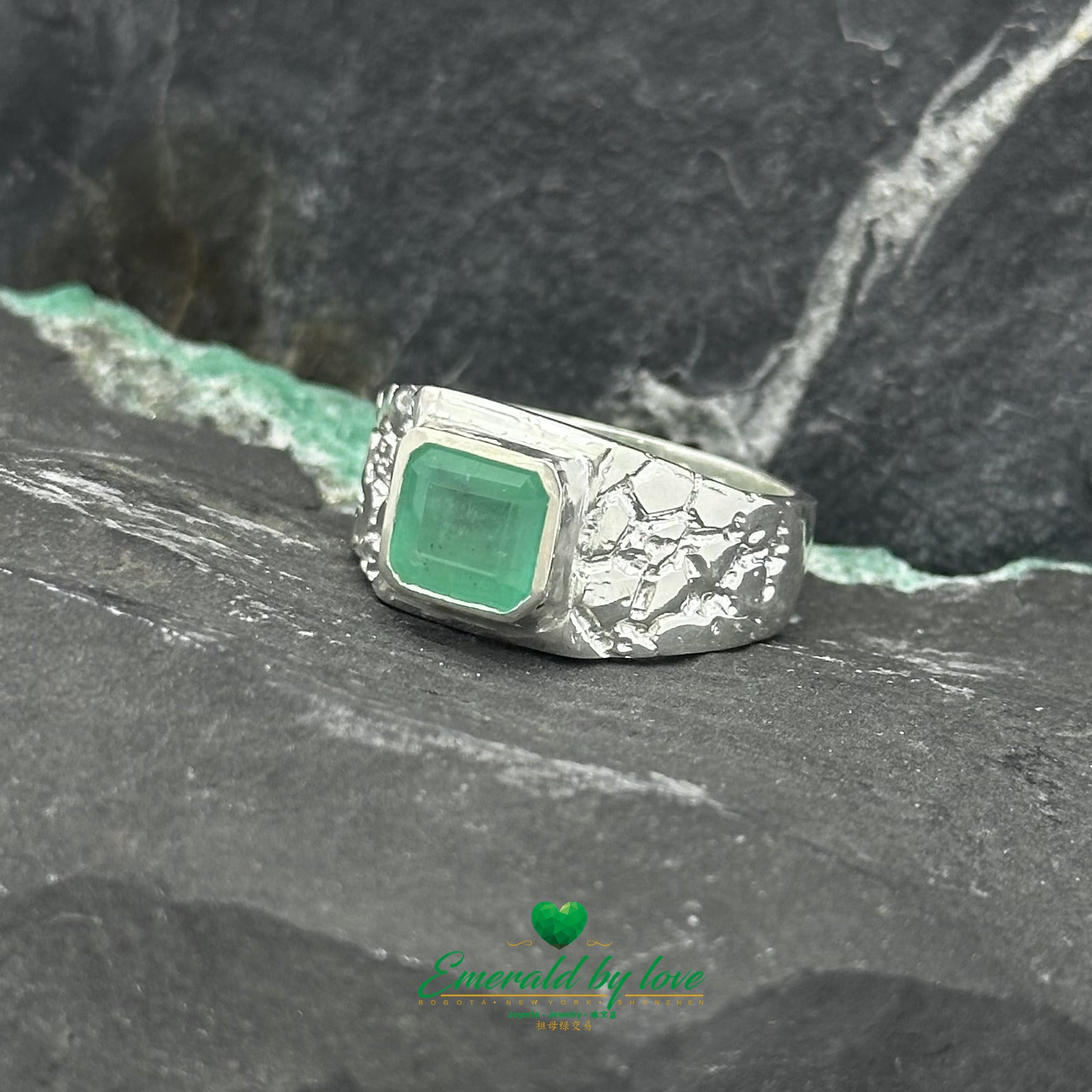 Anillo de hombre con bisel rectangular y esmeralda engastada