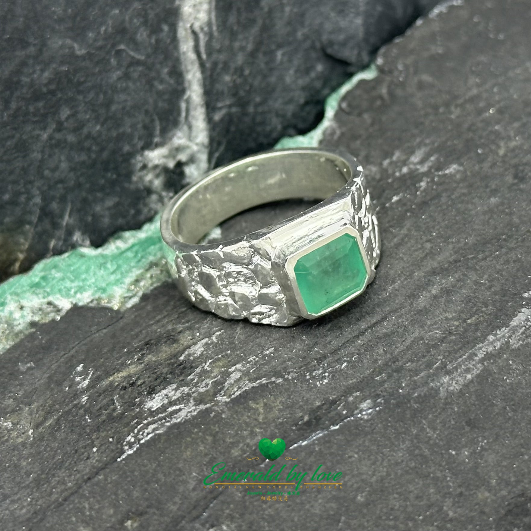 Anillo de hombre con bisel rectangular y esmeralda engastada