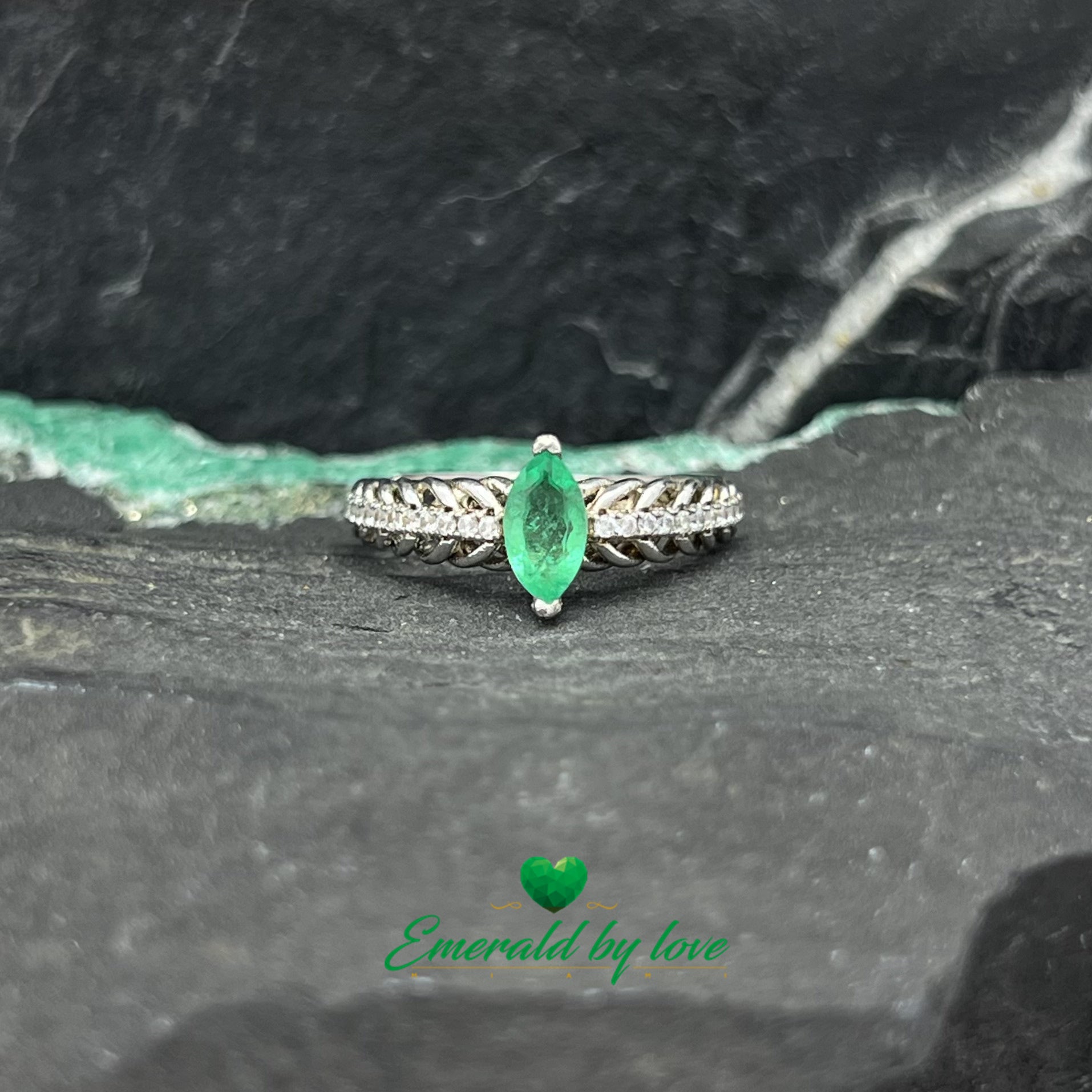 Emerald Marquise Ring with Decorative Zircon and Arabesque Band