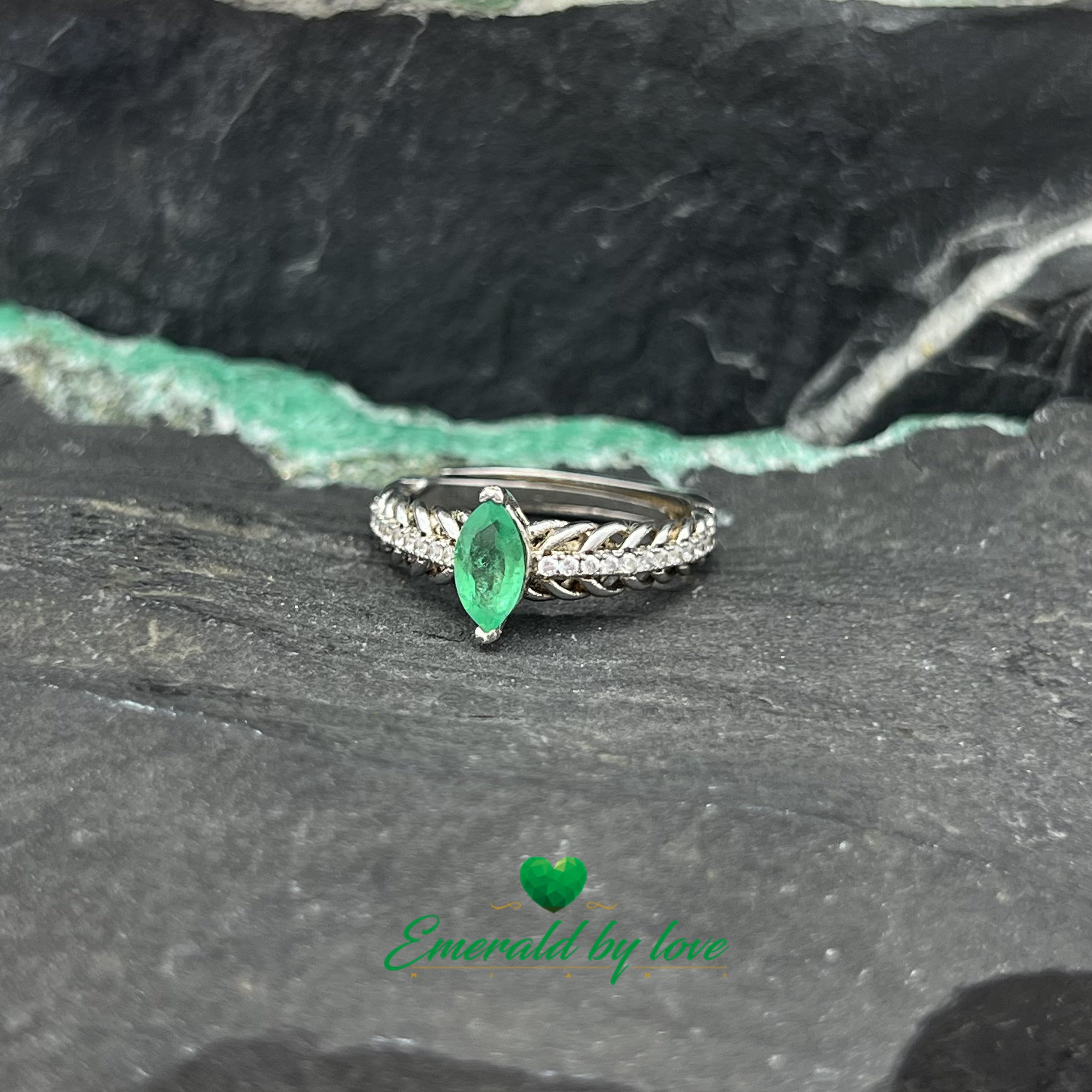 Emerald Marquise Ring with Decorative Zircon and Arabesque Band