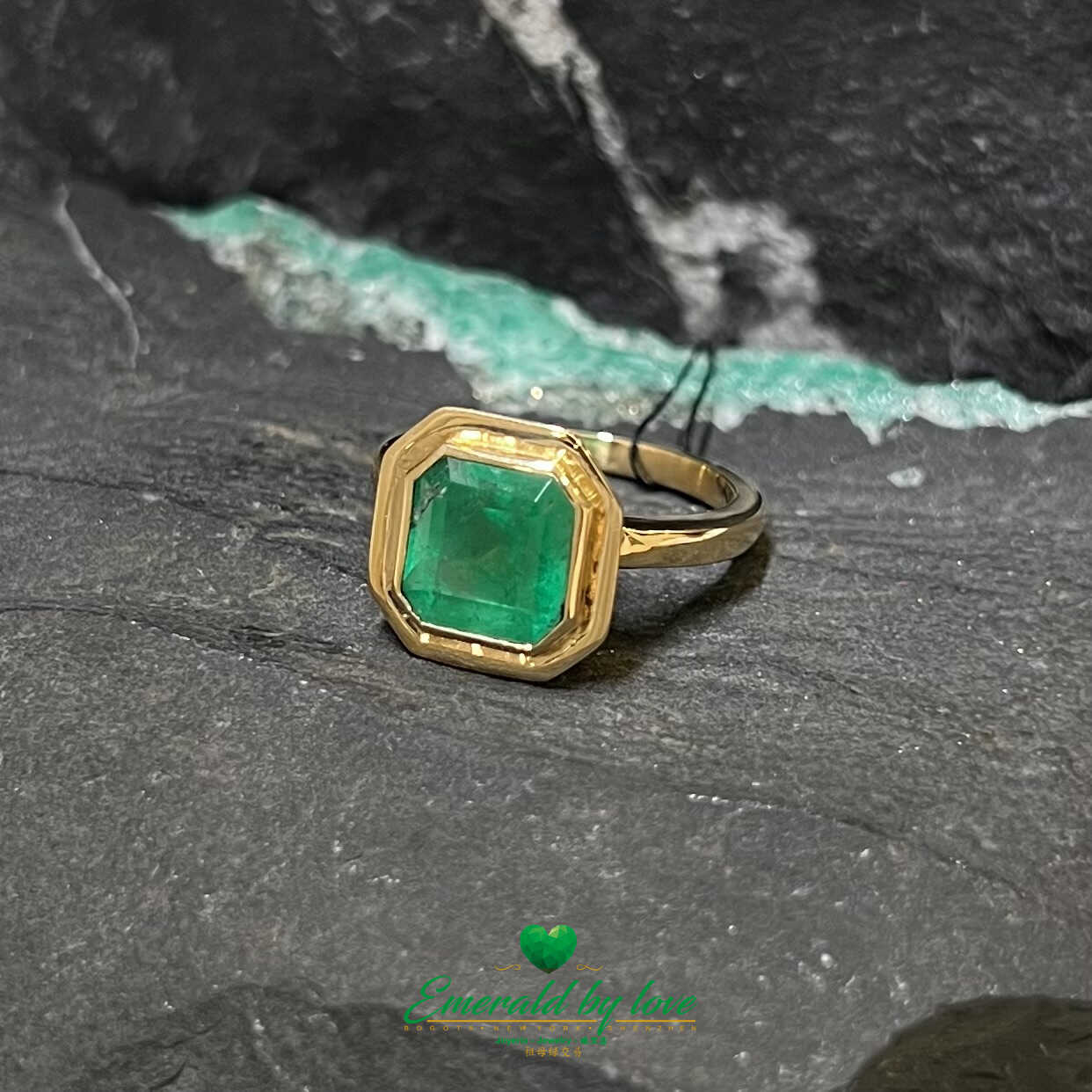 An exquisite design that blends light and luxury with a Colombian emerald.
Un diseño exquisito que combina luz y lujo con una esmeralda colombiana.