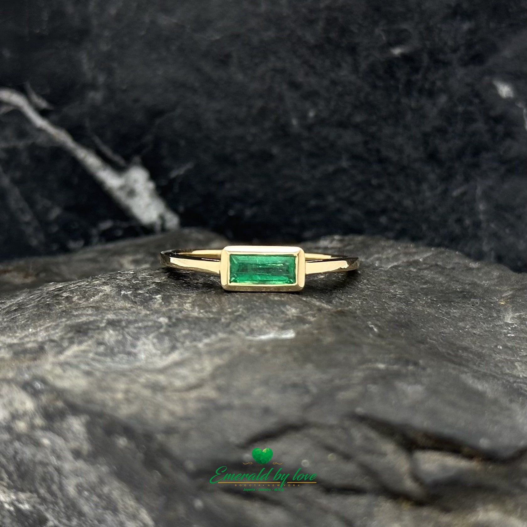  Colombian Emerald in 18K Gold amazing Solitario Ring with Transversal Square-Cut