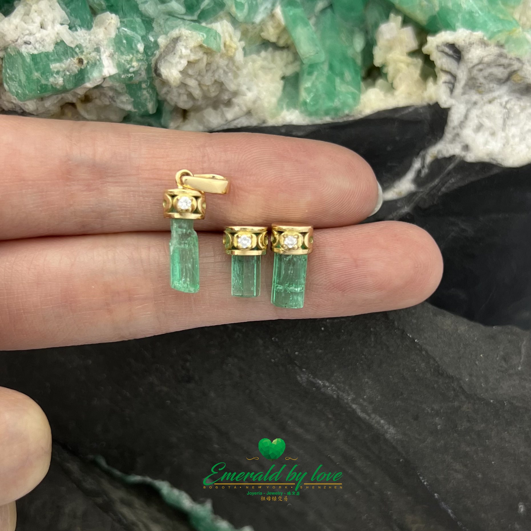 Yellow Gold Round Arabesque Emerald Set with Decorative Diamond