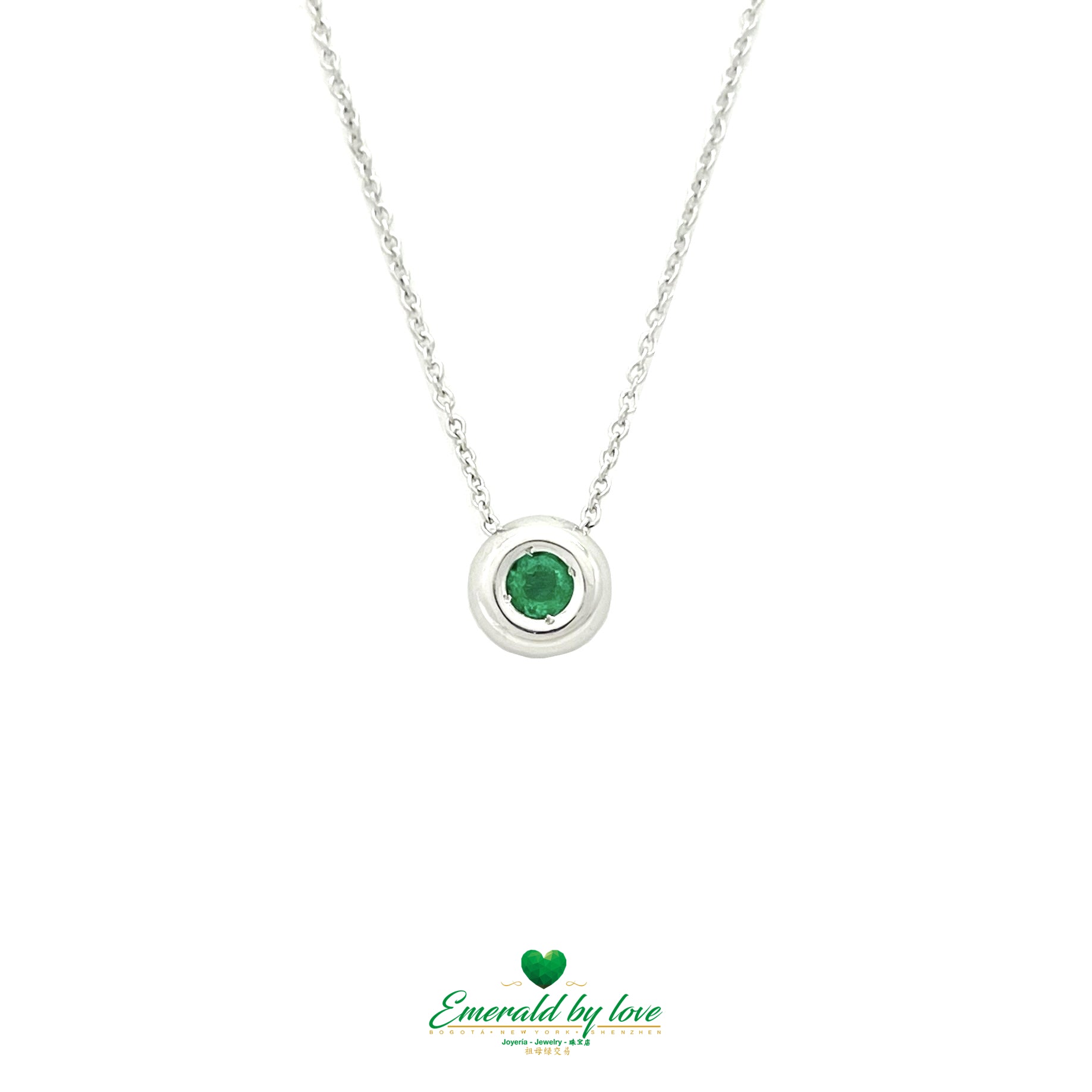 White Gold Jewelry Set with Round Earrings and Pendant Featuring Central Emerald