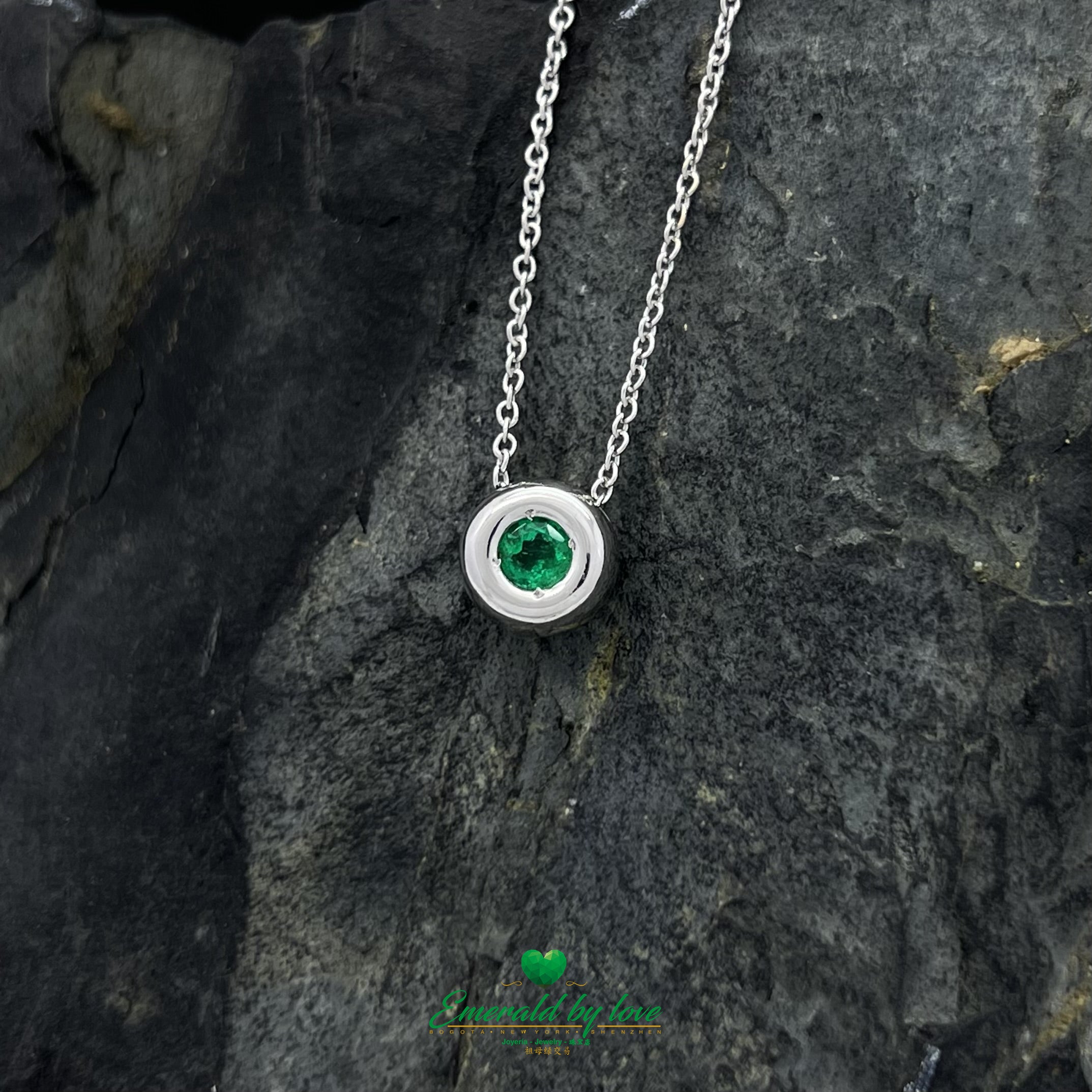 White Gold Jewelry Set with Round Earrings and Pendant Featuring Central Emerald