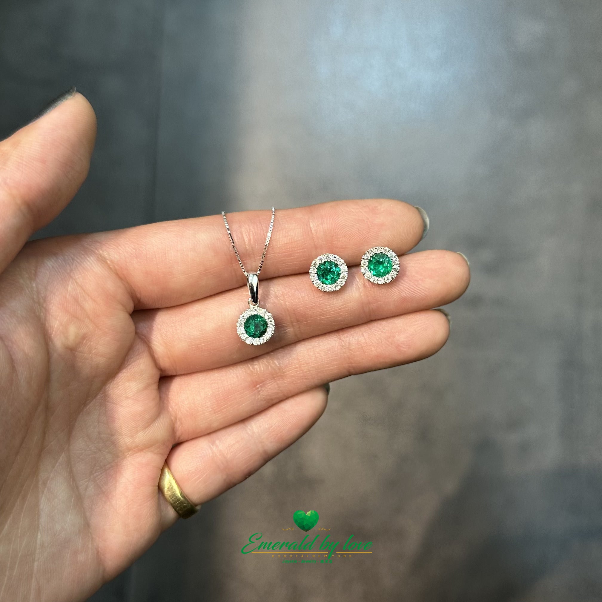 White Gold Set with High-Quality Round Emeralds in Cluster Design, Surrounded by Diamonds