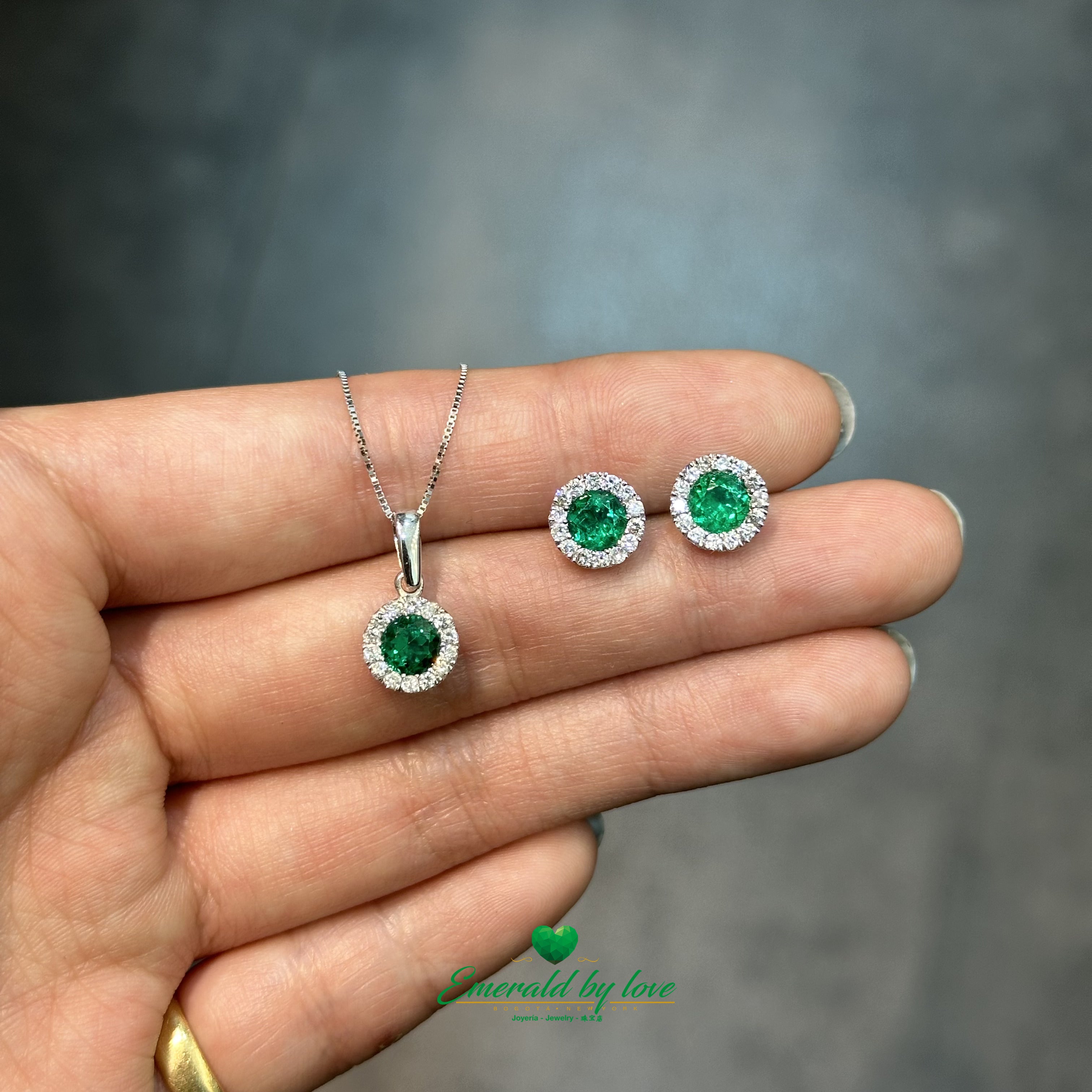 White Gold Set with High-Quality Round Emeralds in Cluster Design, Surrounded by Diamonds