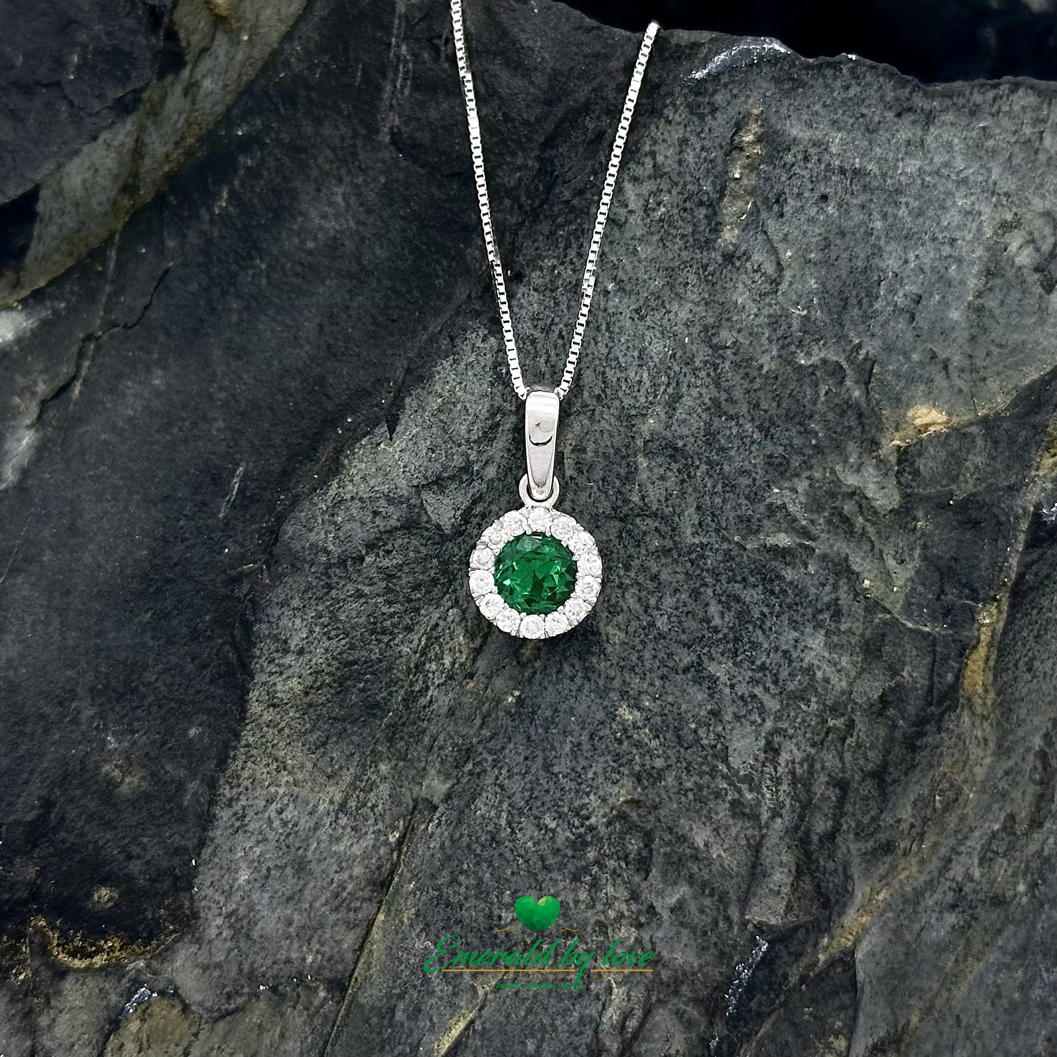 White Gold Set with High-Quality Round Emeralds in Cluster Design, Surrounded by Diamonds