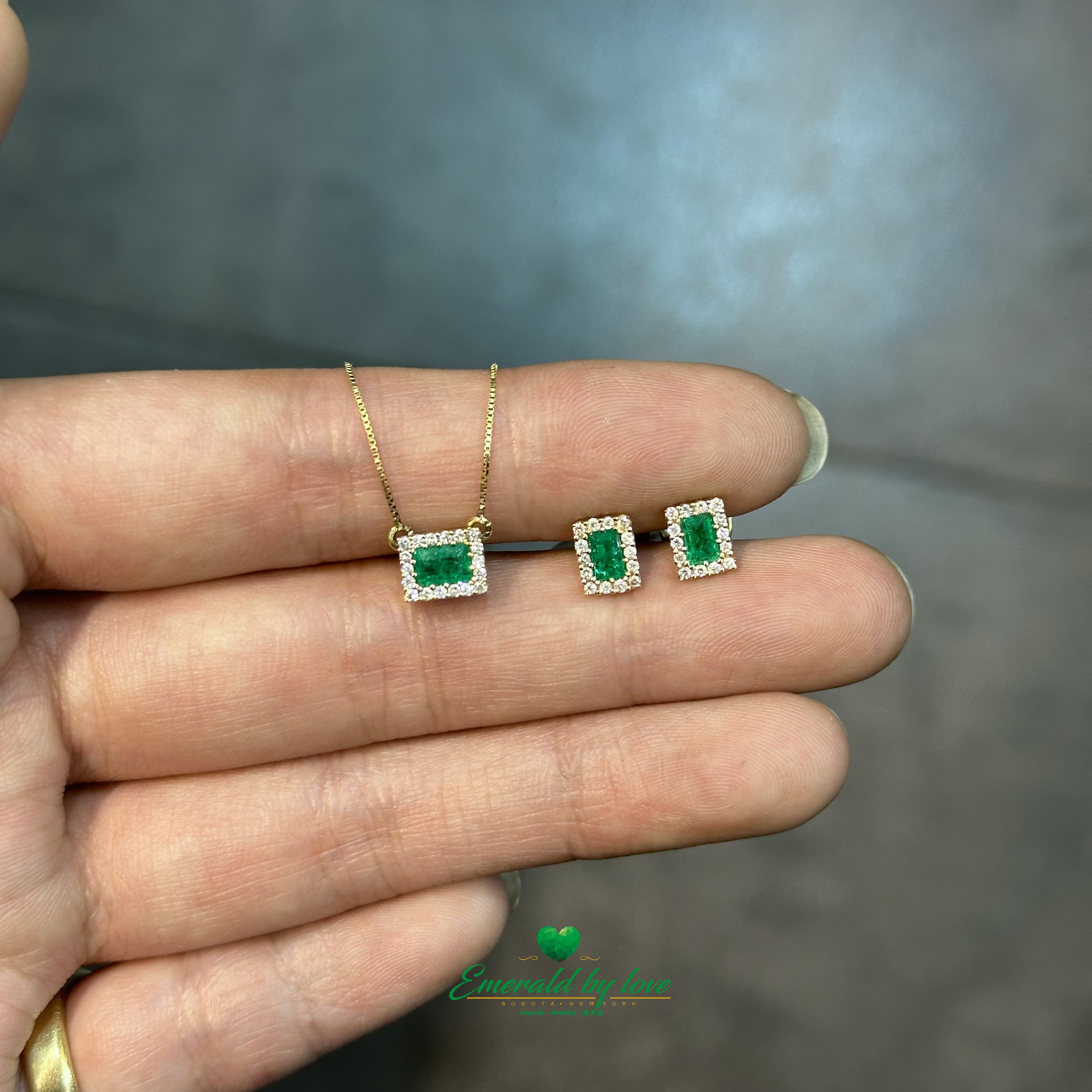 Elegant Baguette Colombian Emerald Jewelry Set with horizontal emerald in Pendant