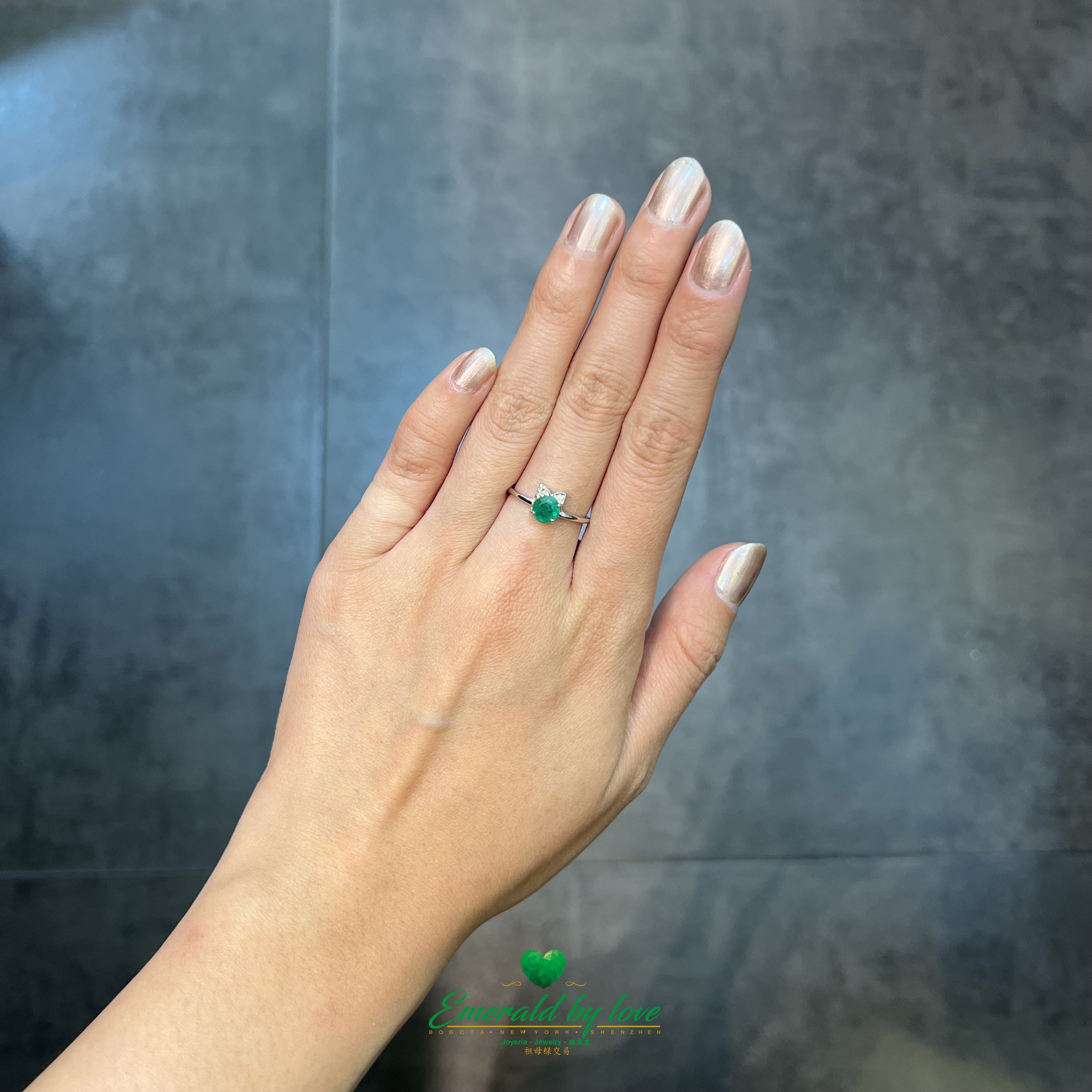 A ring that expresses identity, elegance, and authenticity with a Colombian emerald and 18k gold.