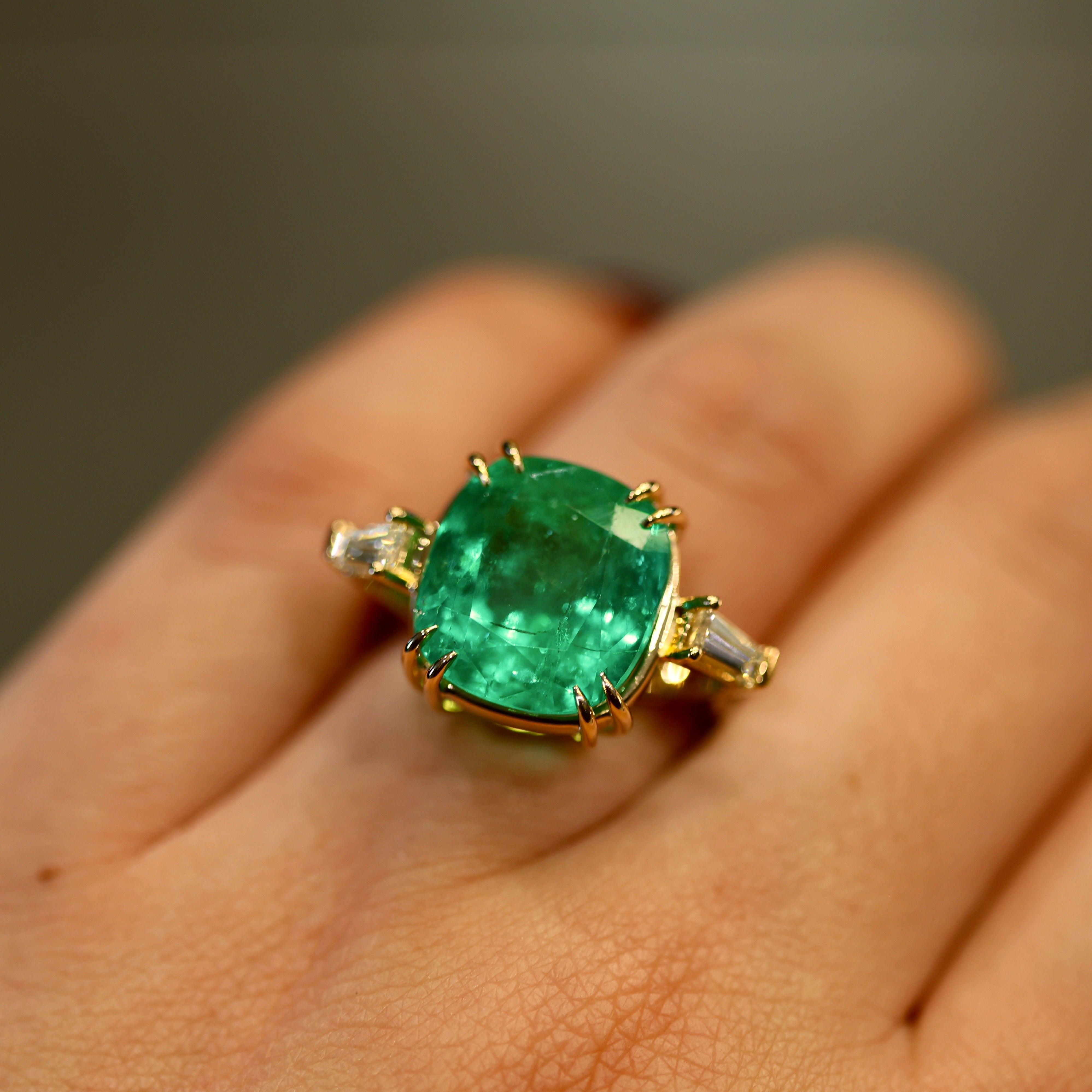 Extraordinary 12 Ct Colombian Emerald Emerald Ring | Unique Yellow Gold Design