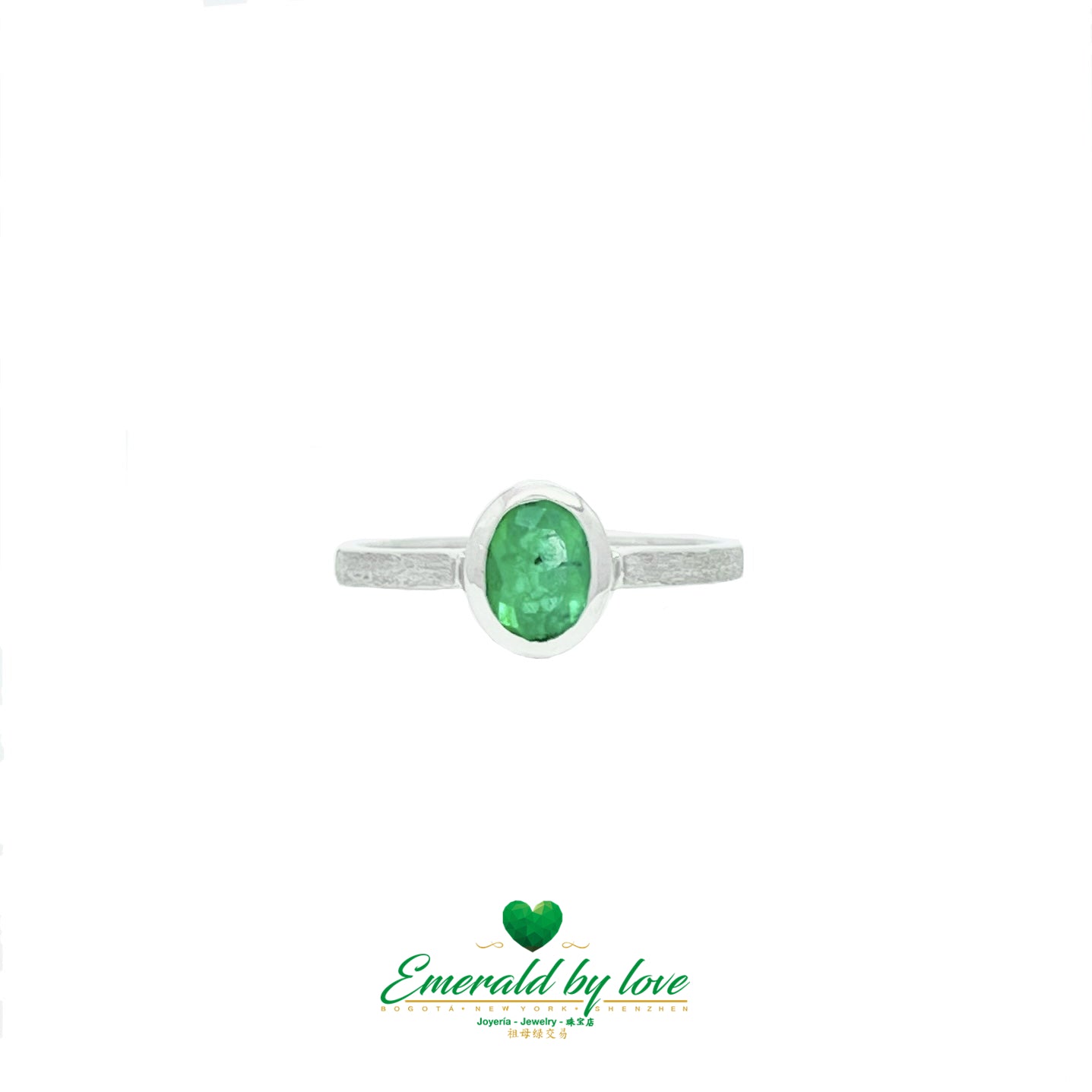 Inspired by elegance that lasts, this ring showcases a natural Colombian emerald.