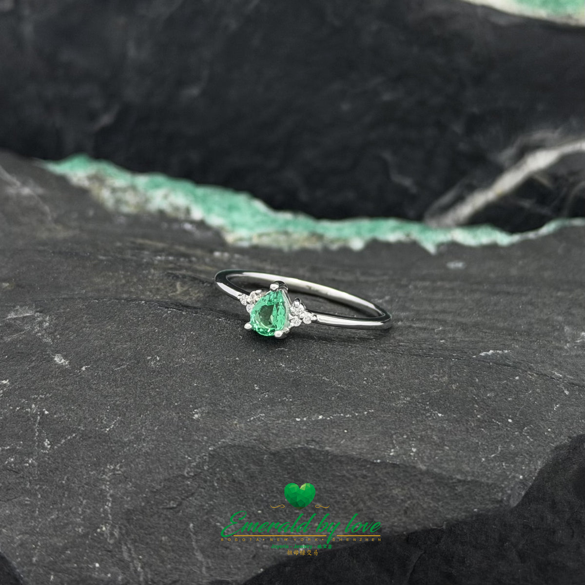 White Gold Ring with Pear-Cut Emerald and Diamonds