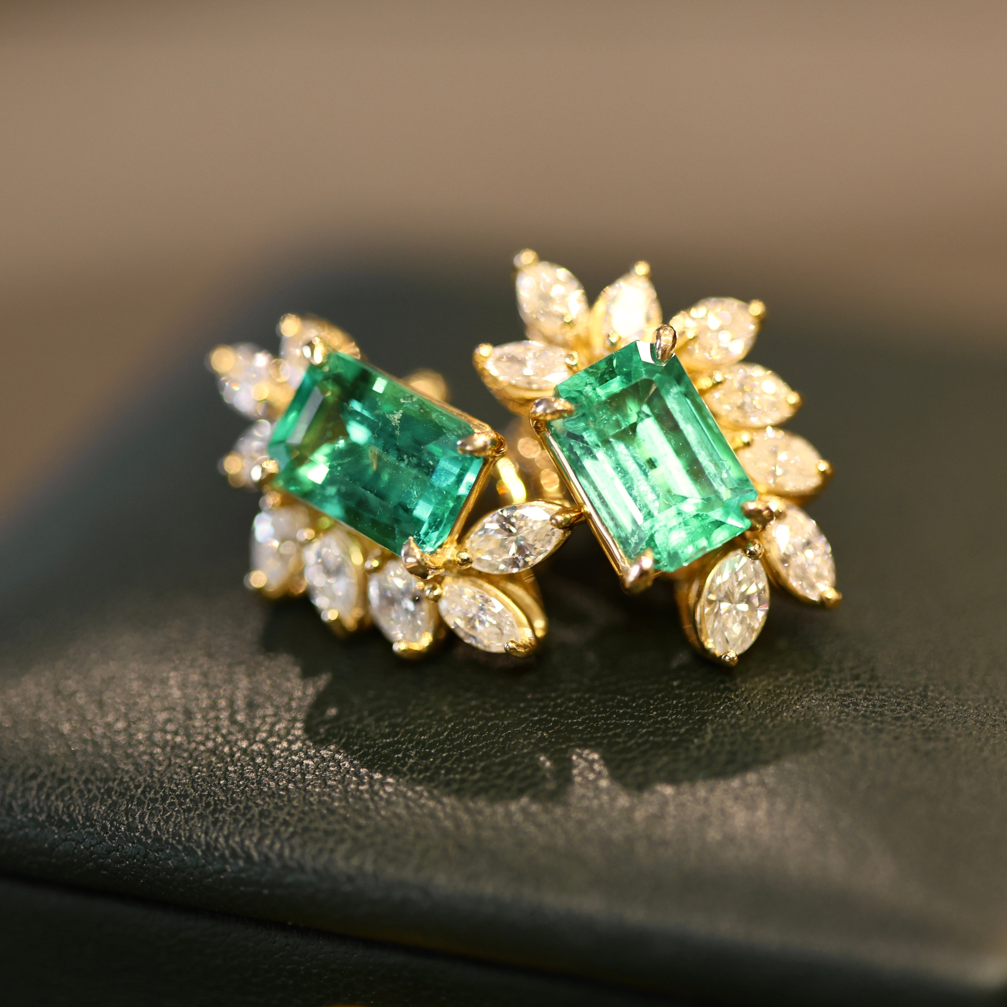 Colombian Emerald Hoop Earrings in Yellow Gold | Elegant Baguette Emerald Design
