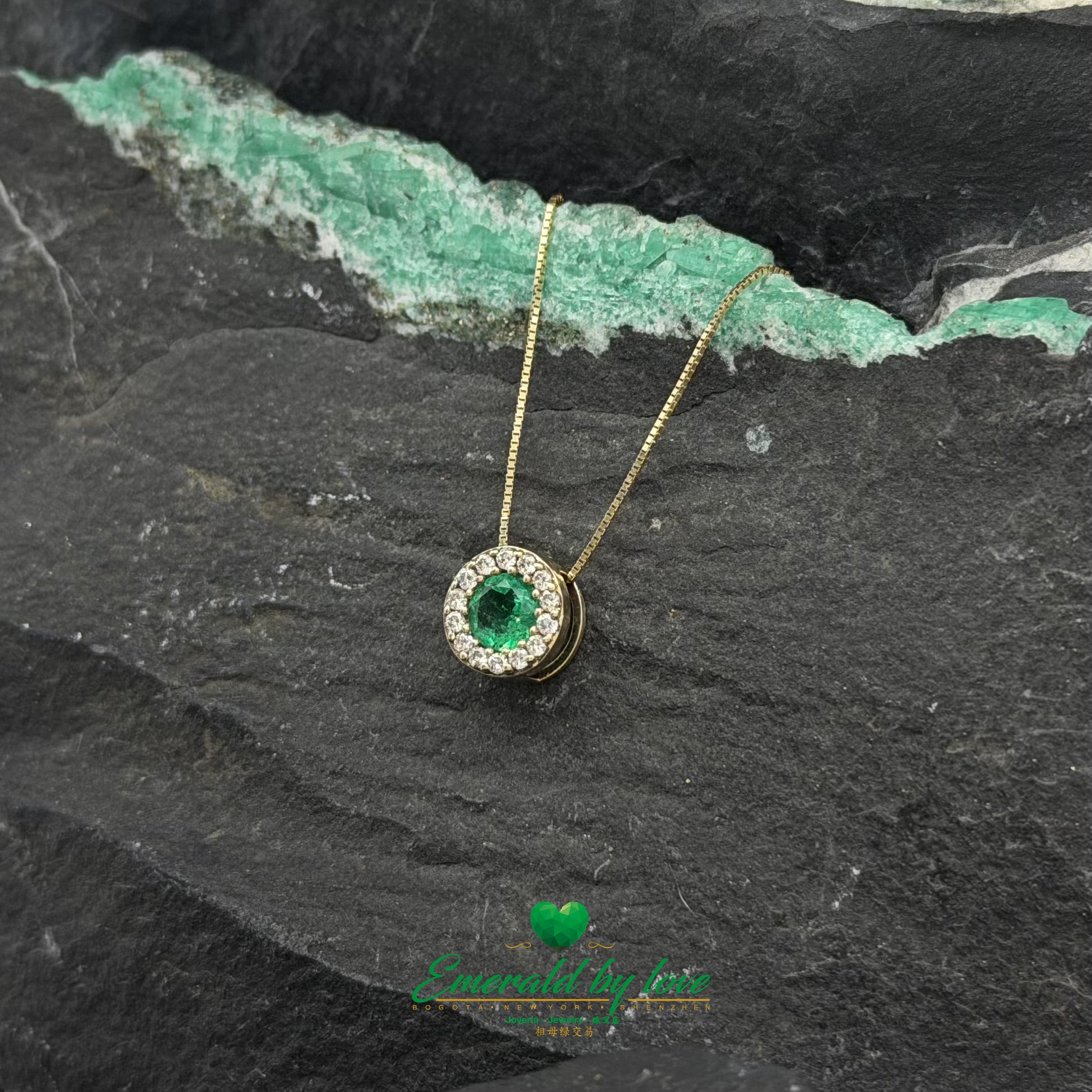 Yellow gold round pendant surrounded by diaminds 