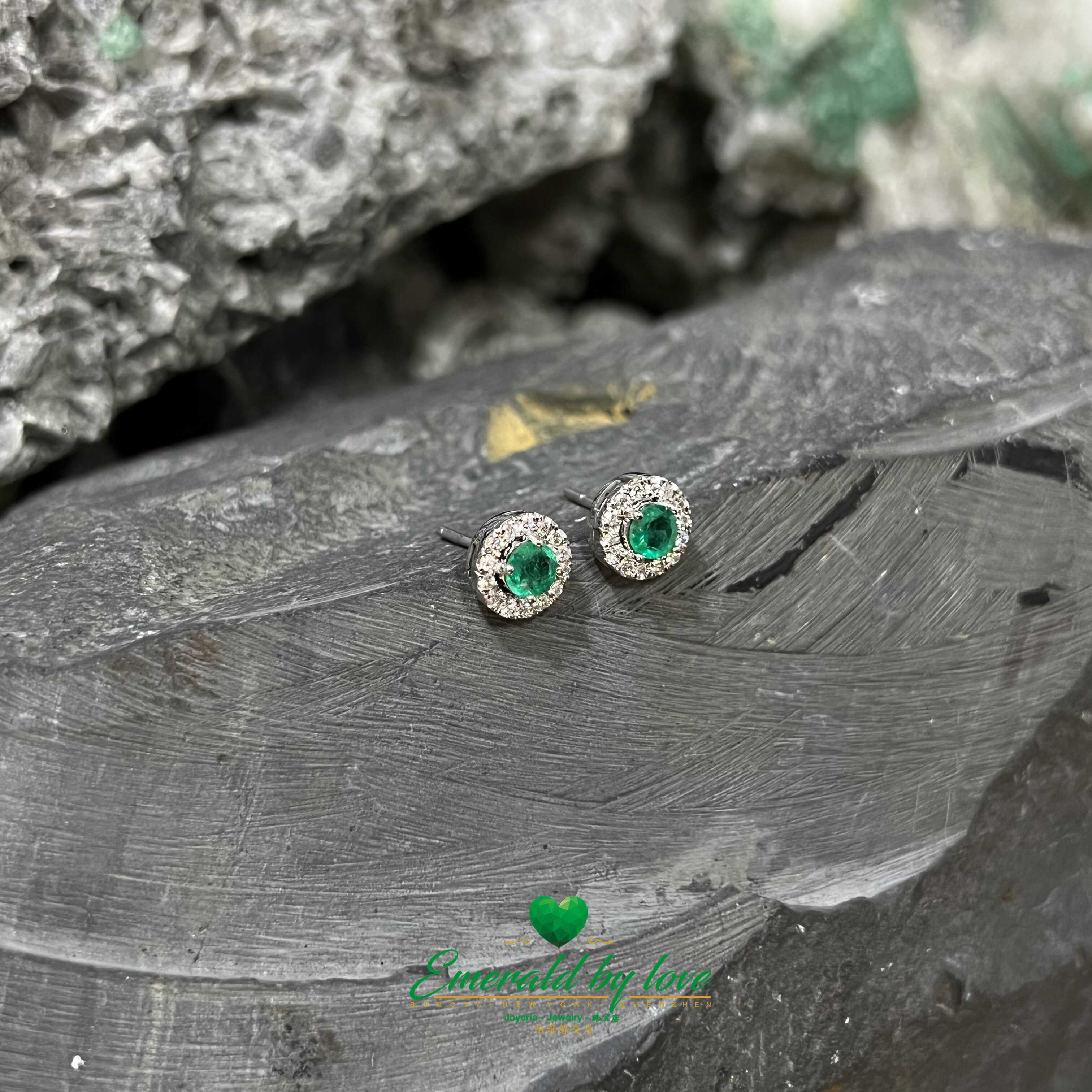 Séduisantes boucles d'oreilles rondes colombiennes avec émeraudes et diamants en or blanc