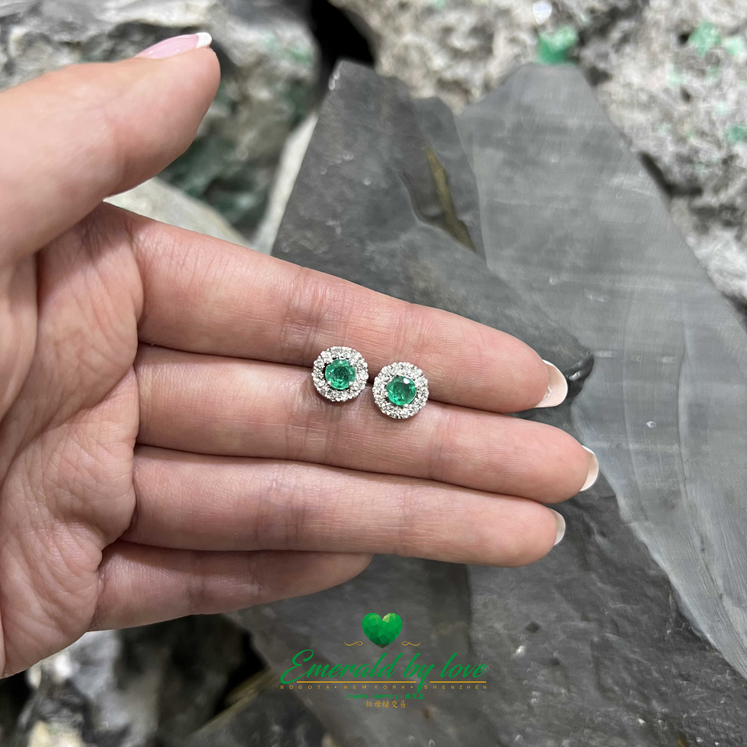 Atractivos aretes redondos de oro blanco con diamantes y esmeraldas colombianas