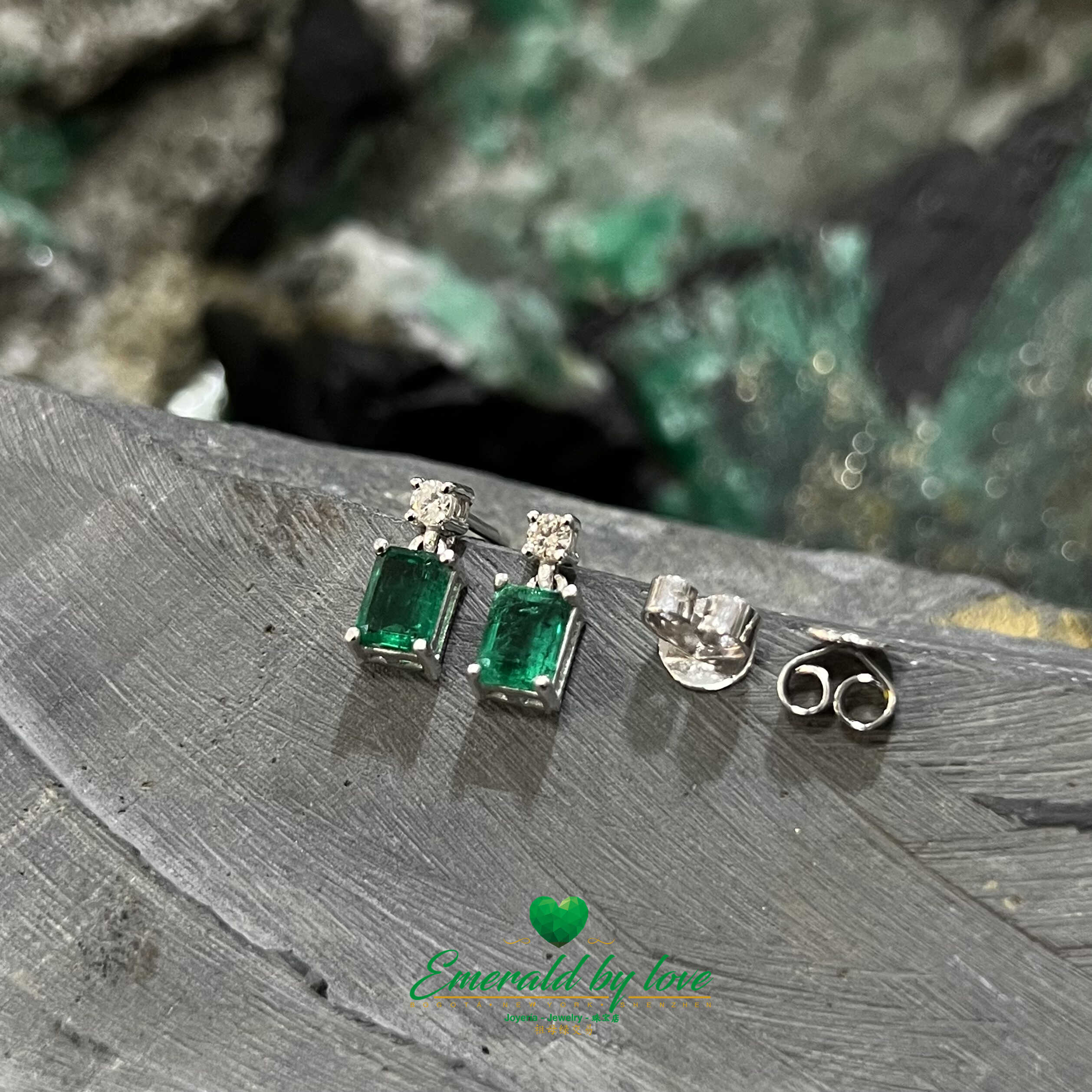 Hermosos aretes de oro blanco con diamantes y esmeraldas colombianas - gemas de talla esmeralda de 1.46 ct