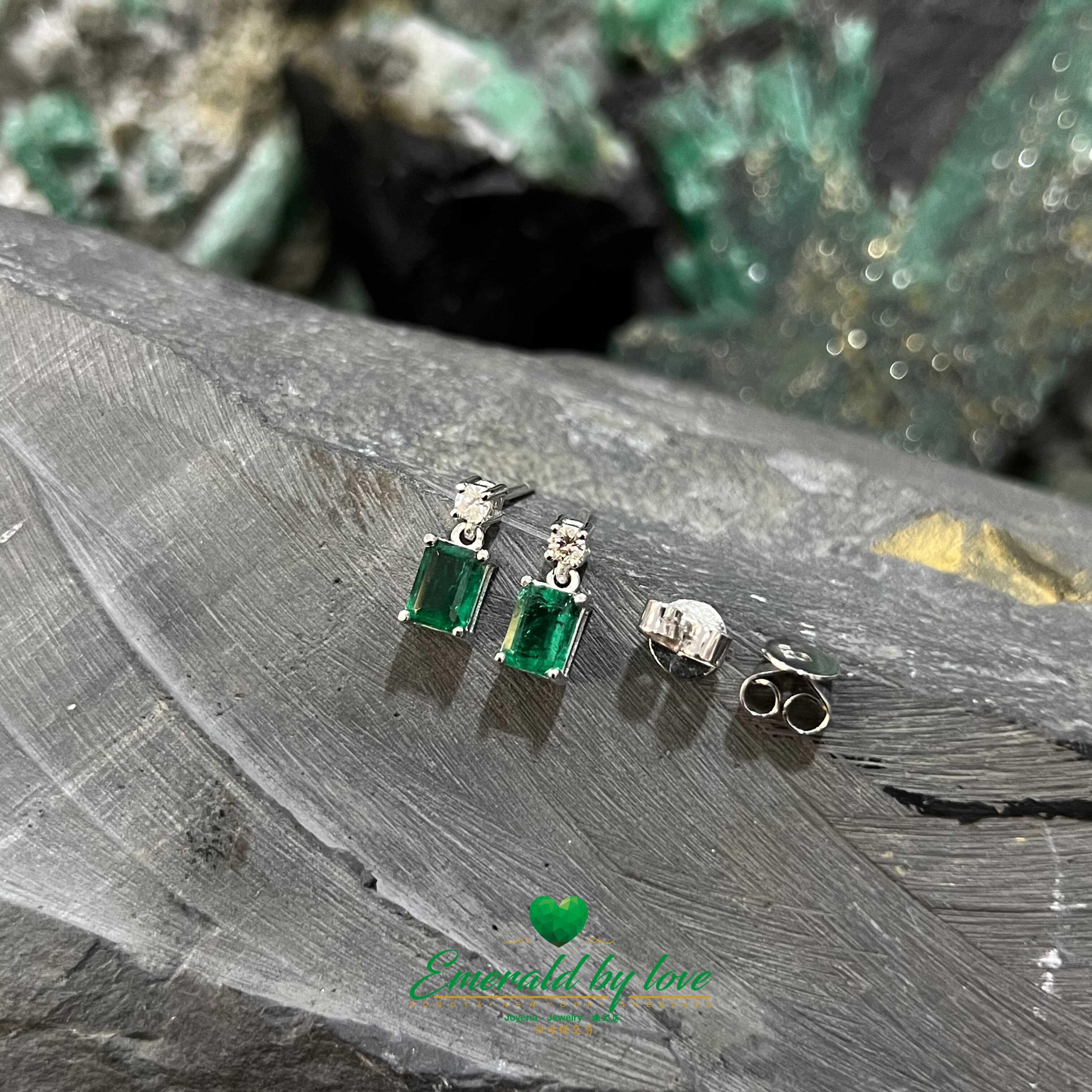 Hermosos aretes de oro blanco con diamantes y esmeraldas colombianas - gemas de talla esmeralda de 1.46 ct