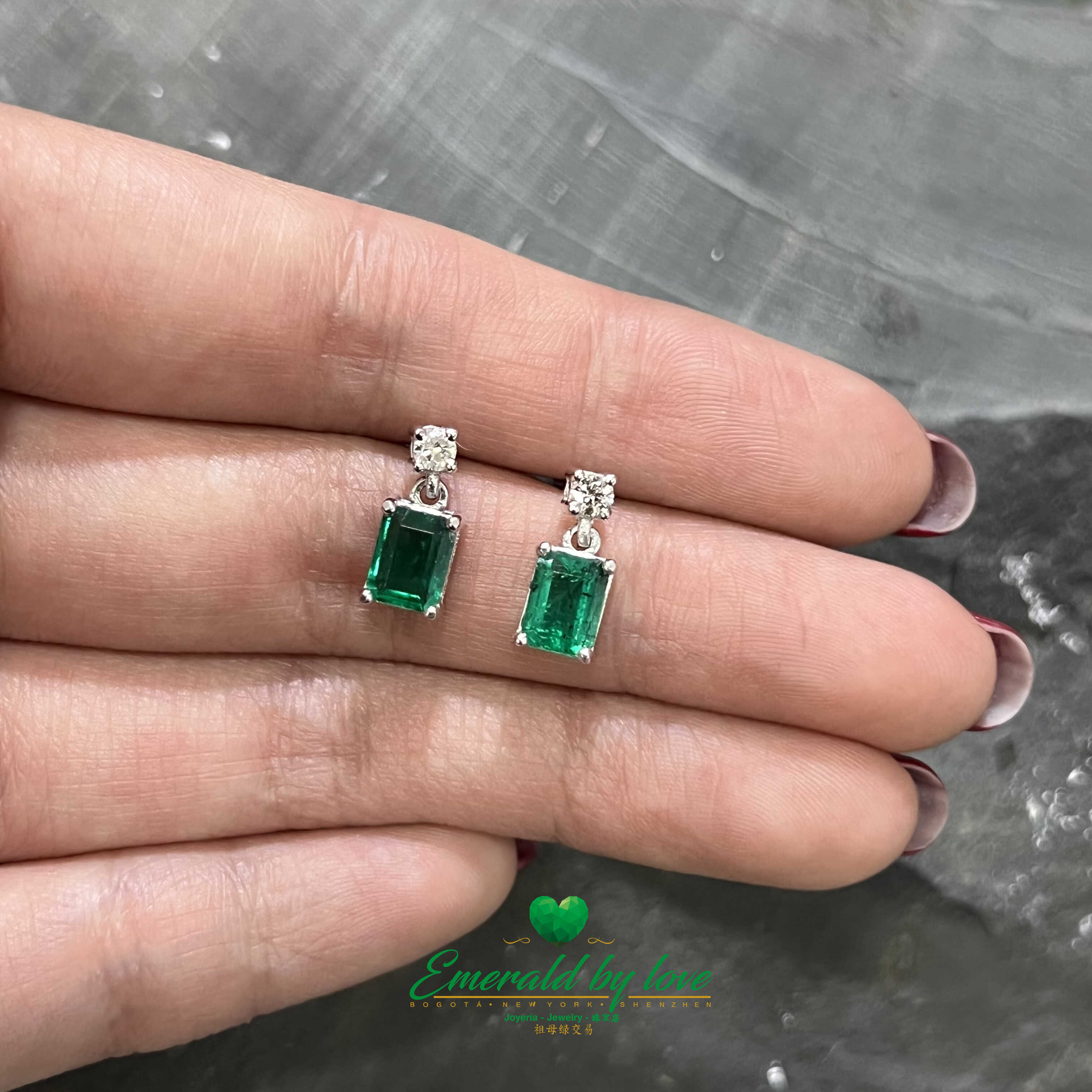 Hermosos aretes de oro blanco con diamantes y esmeraldas colombianas - gemas de talla esmeralda de 1.46 ct