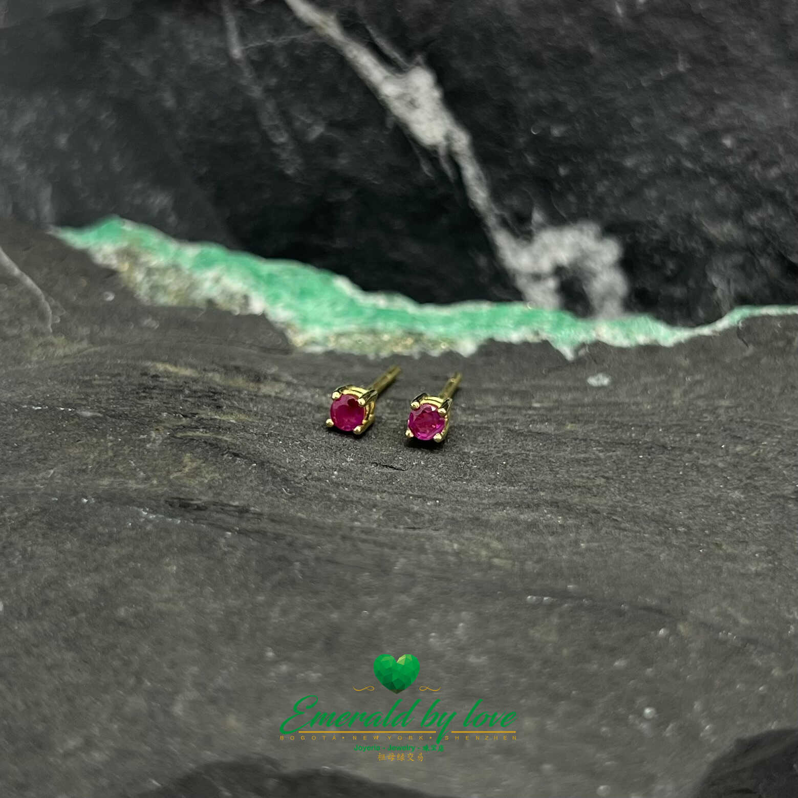 Splendeur sophistiquée : boucles d'oreilles à tige en or jaune 18 carats avec rubis ronds 0,23 TCW