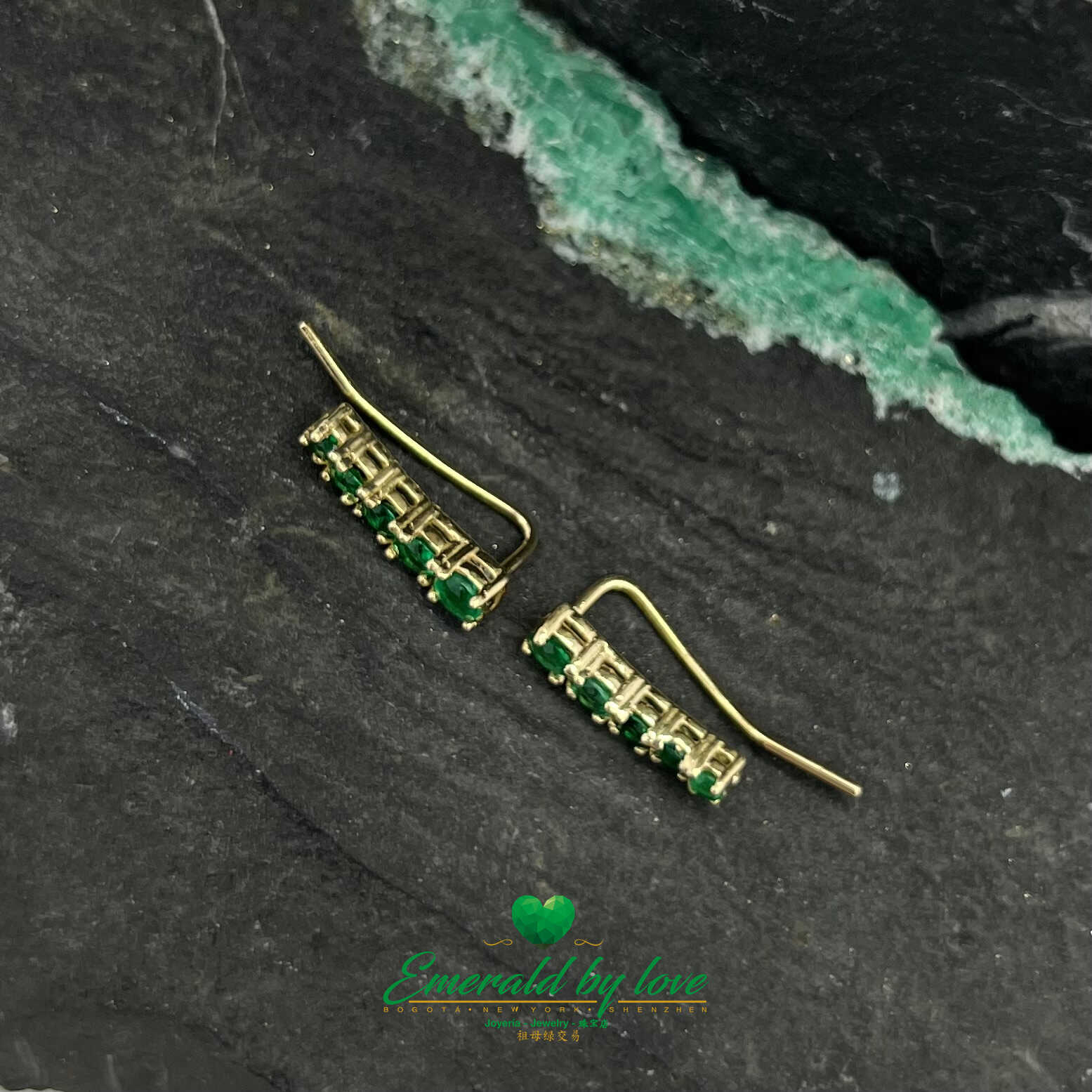 Contemporary Chic: 18k Yellow Gold Earrings with Round Colombian Emeralds