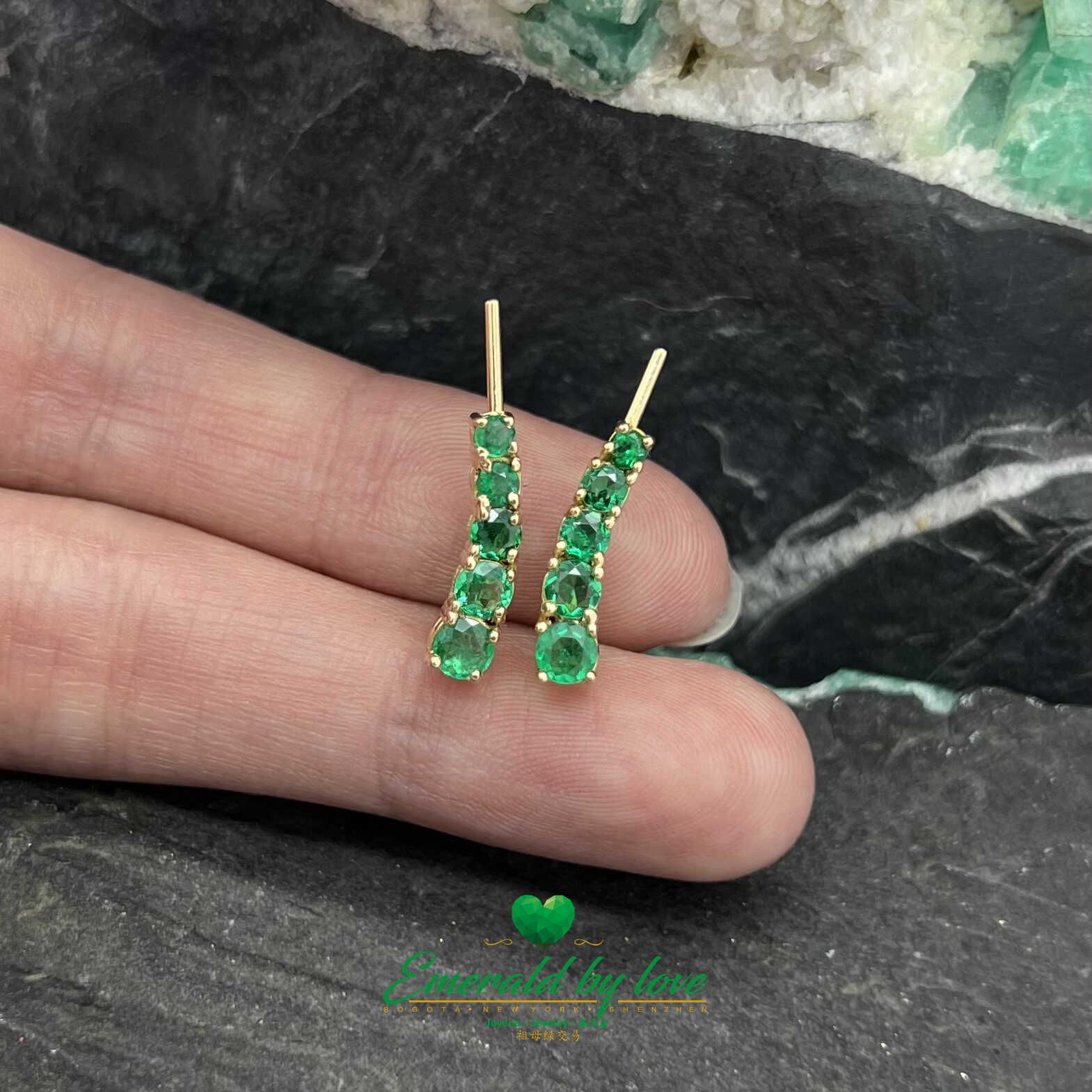 Chic contemporain : boucles d'oreilles en or jaune 18 carats avec émeraudes rondes de Colombie